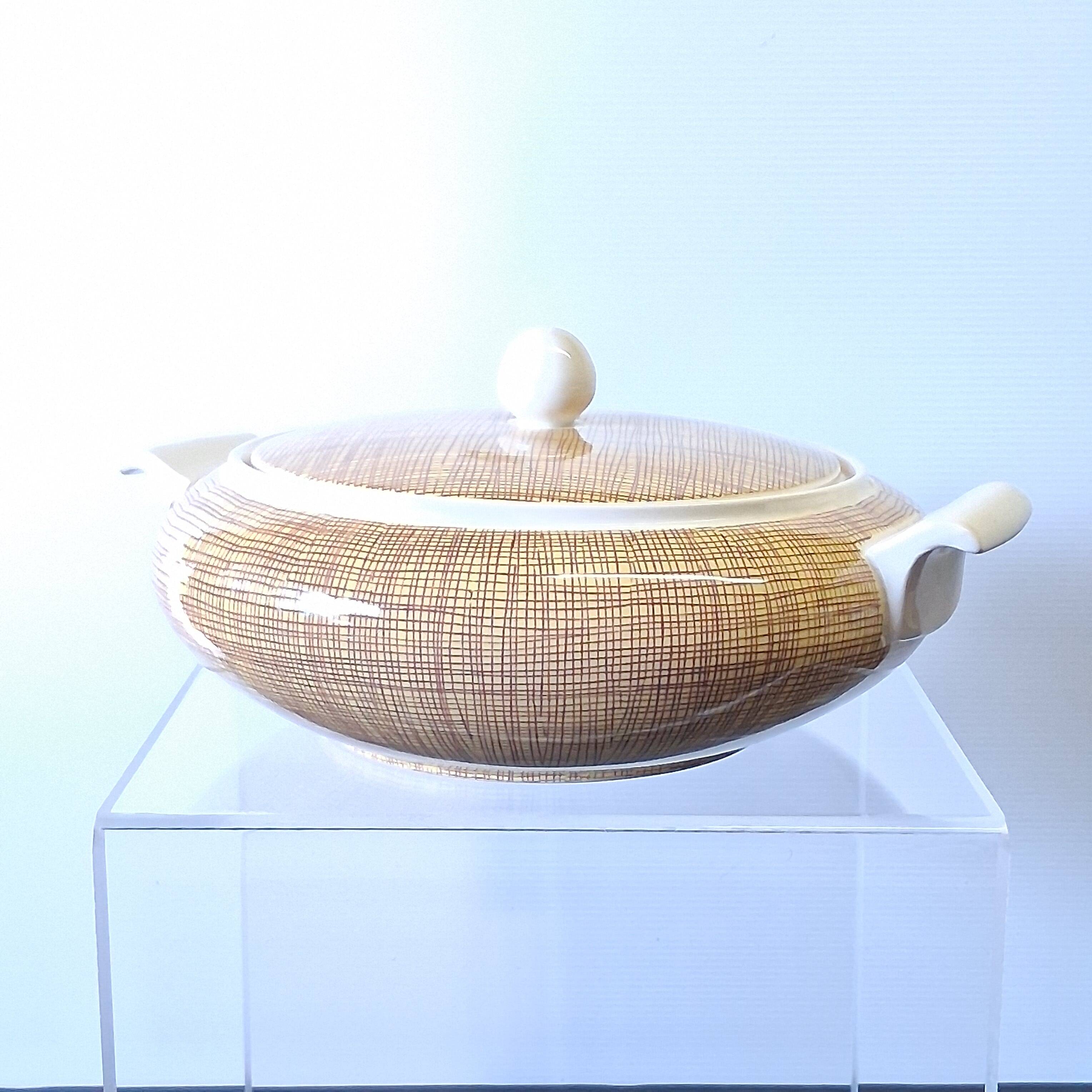 Very beautiful old soup tureen from Villeroy & Boch in very good condition.