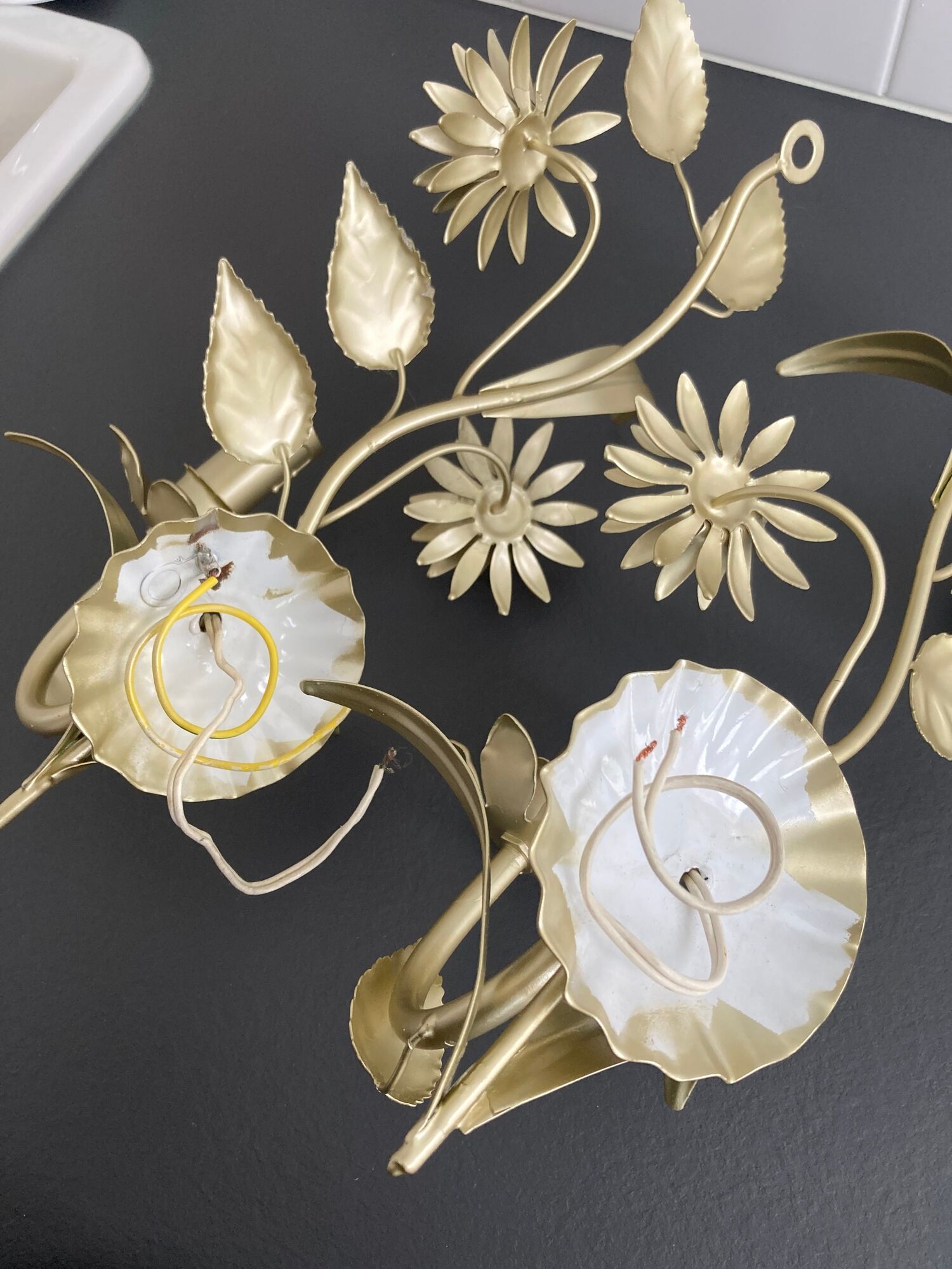 Paire d'applique fleurs métal laqué or années 80
