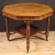 Table octogonale en bois marqueté du XXe siècle