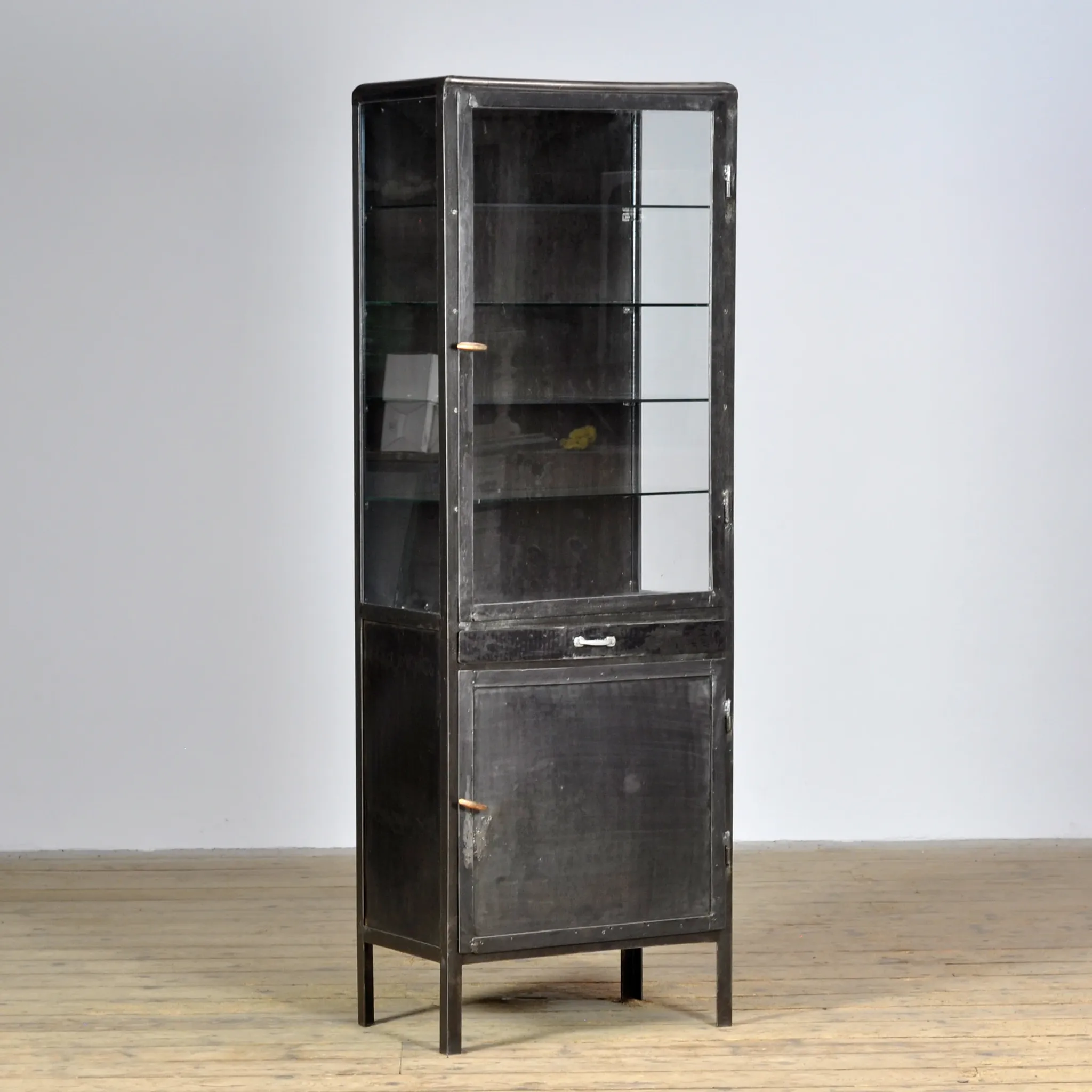 Cabinet de médecine en fer poli, années 1950