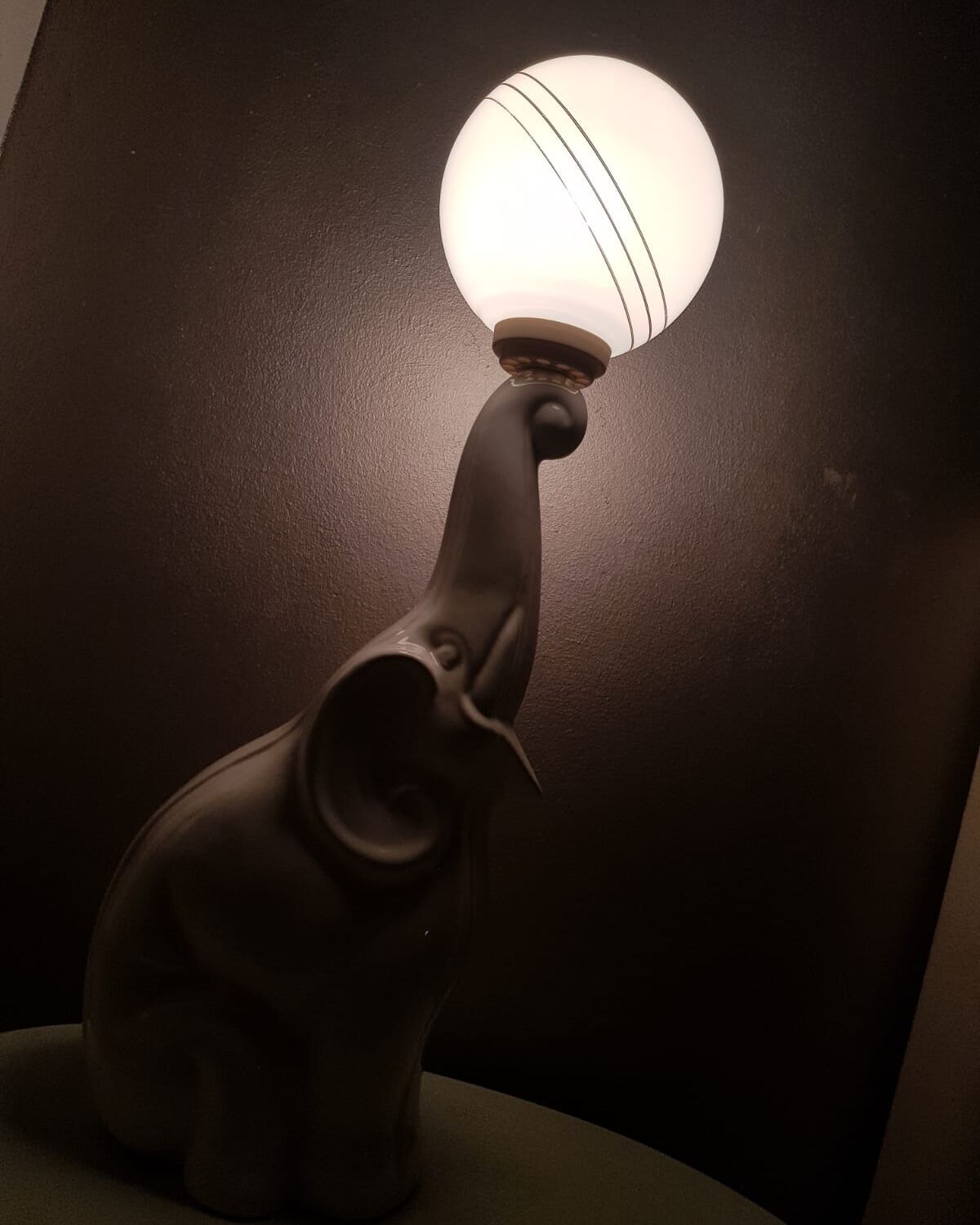 Vintage ceramic elephantlamp/table lamp with bol from the eighties