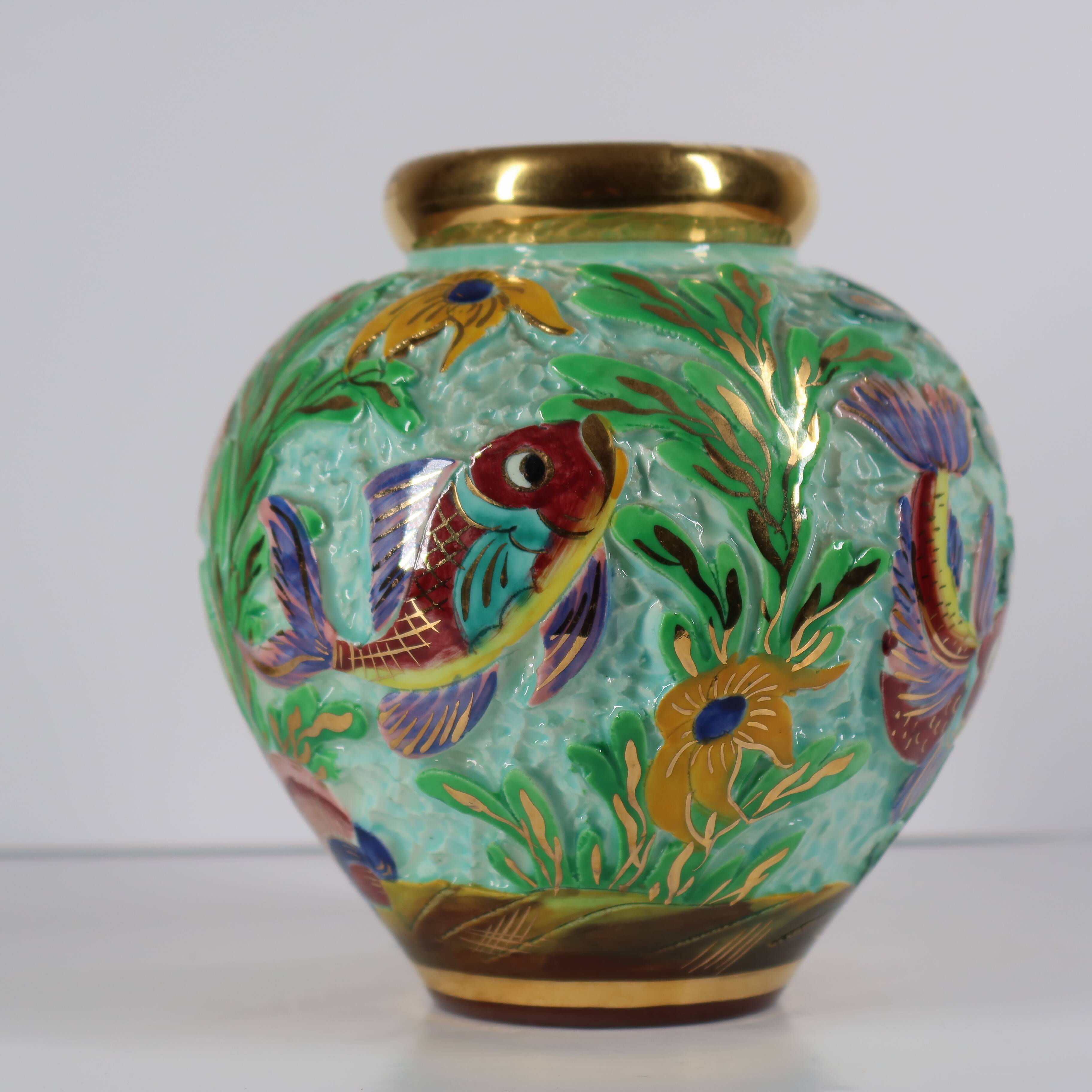 Vase boule en céramique Cerdazur Monaco décor marin en relief, touches doré