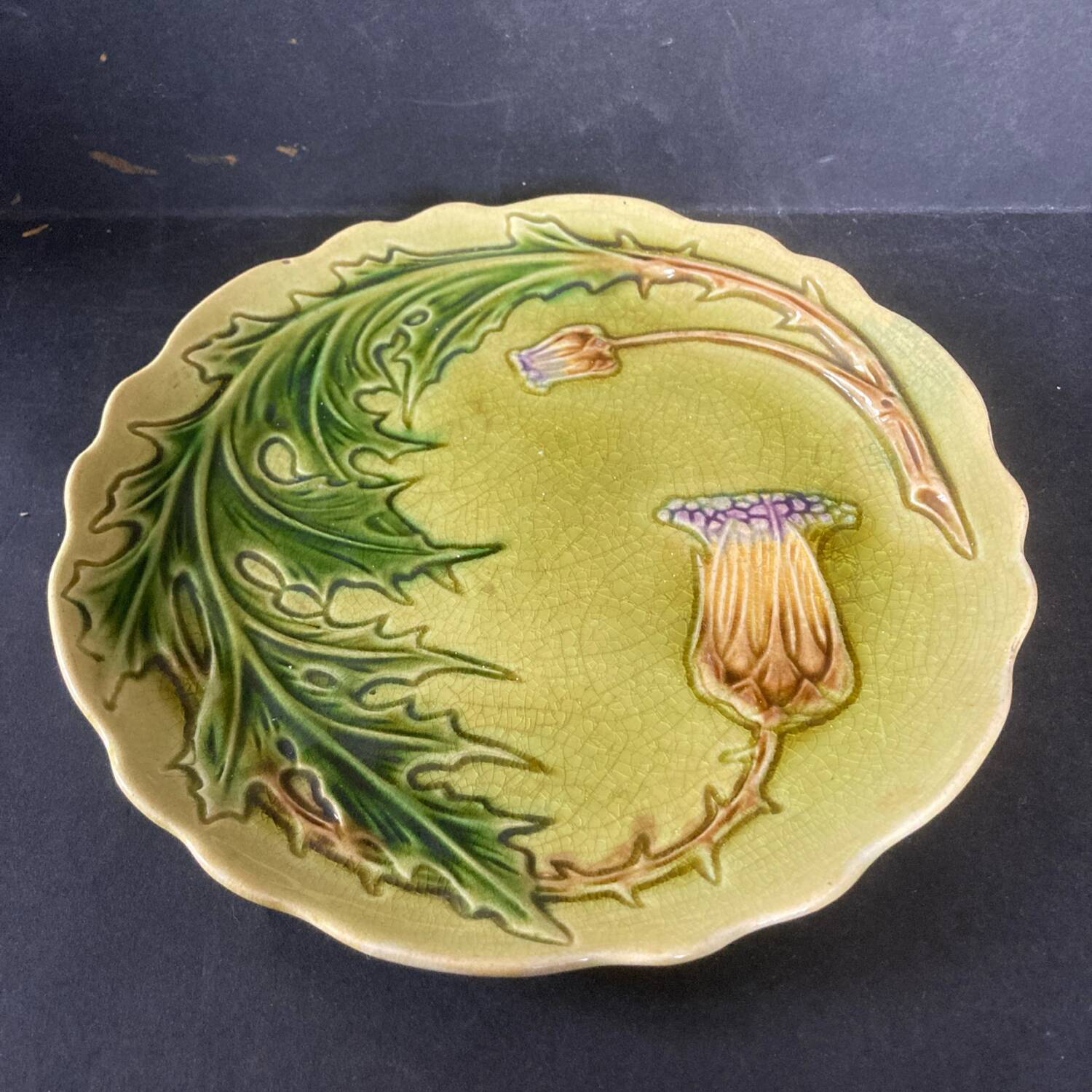 Thistle-decorated barbotine plate