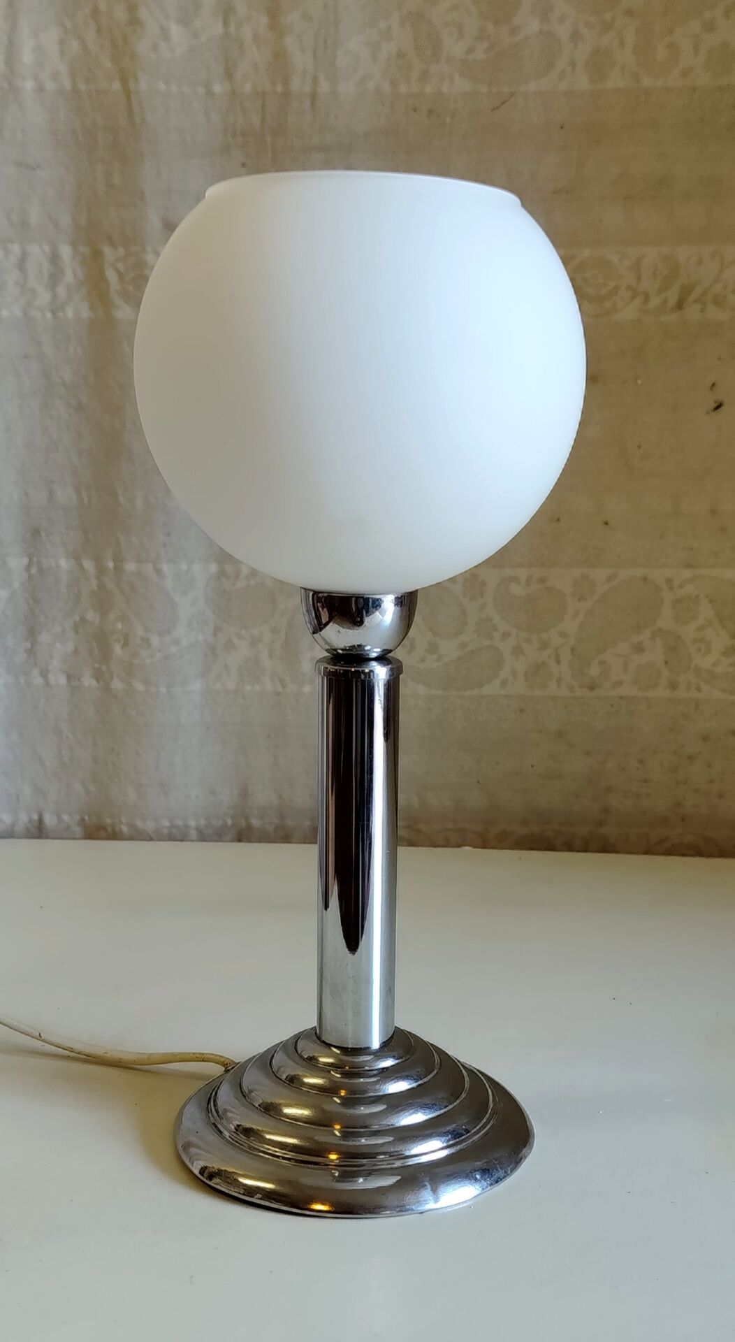 Bauhaus table lamp in metal and opaline globe - 1930s/40s