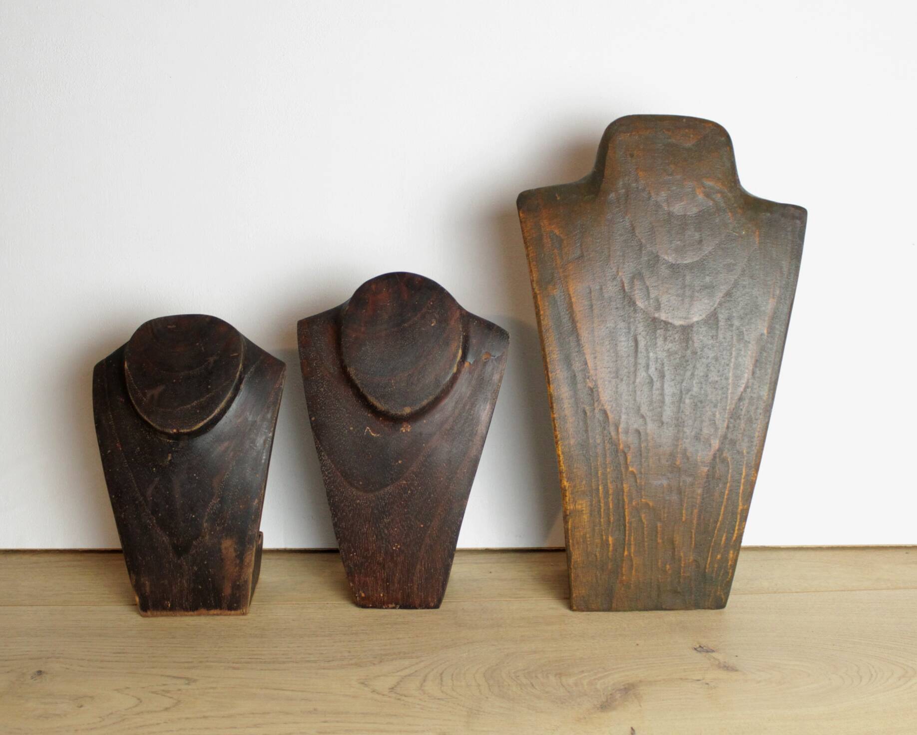 3 busts wooden necklace jewelry display