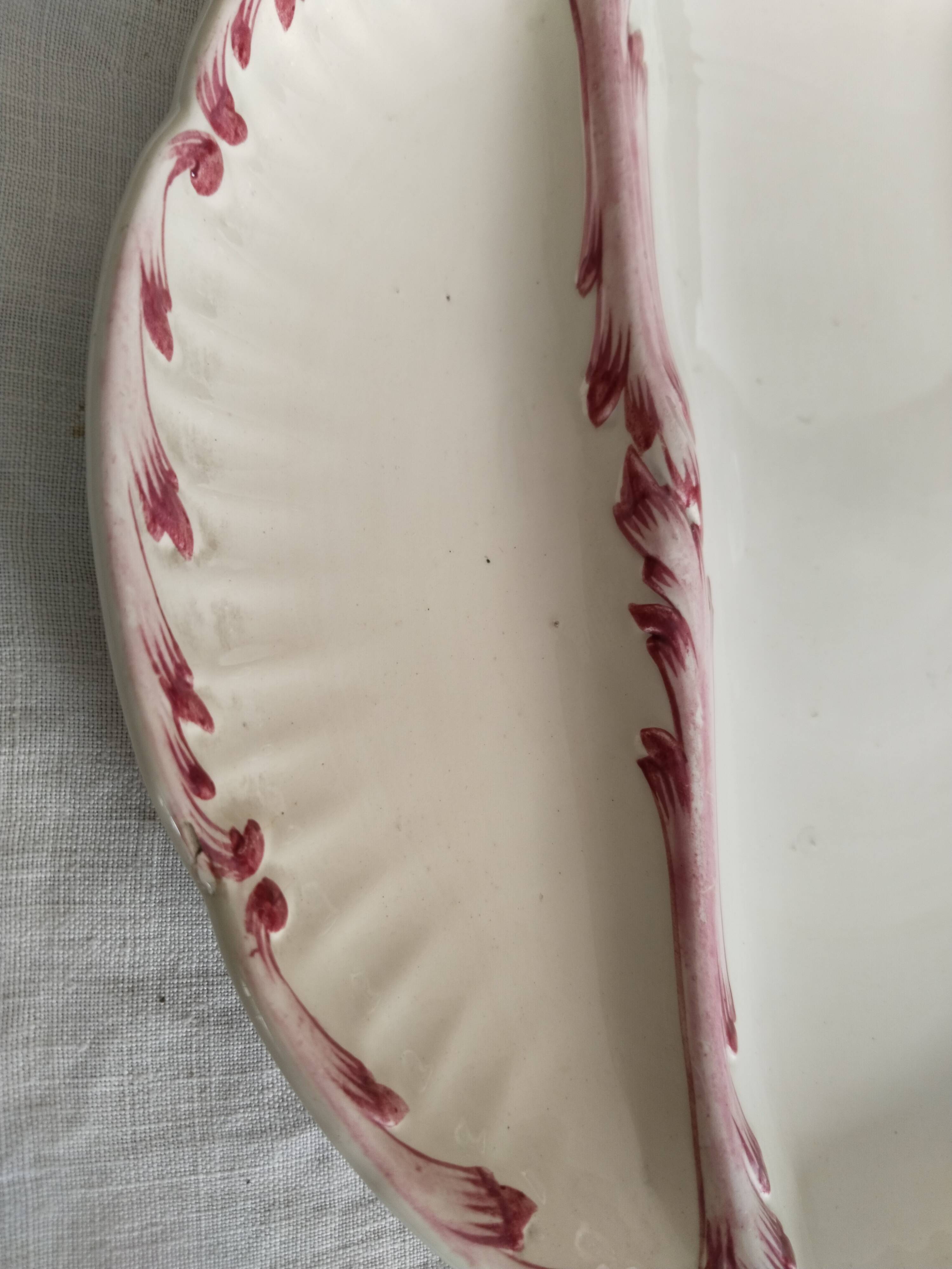 Asparagus plate, Sarreguemines earthenware, dark pink pattern