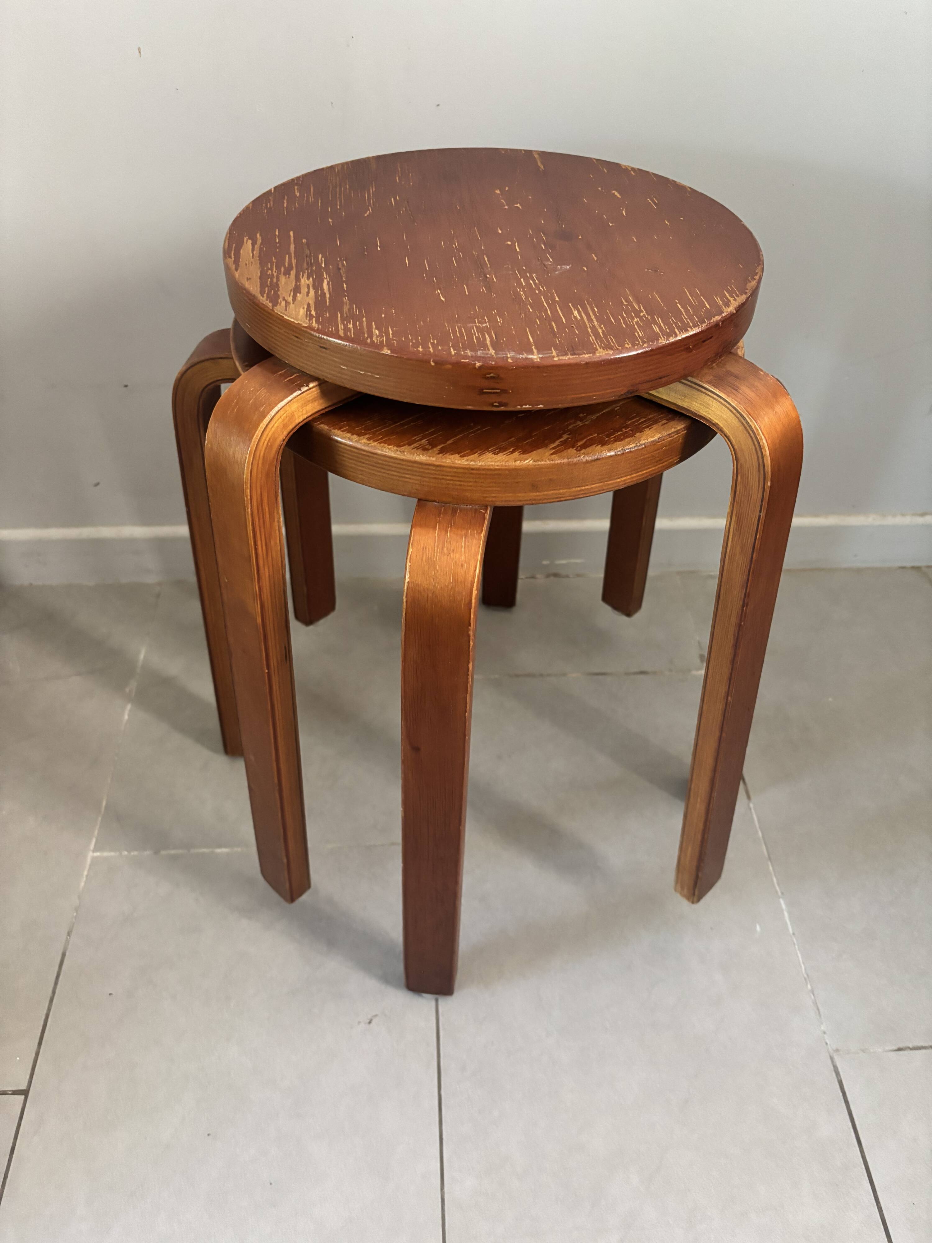 Pair of Artek stools model E60 (rare version with 4 legs), Alvar Aalto