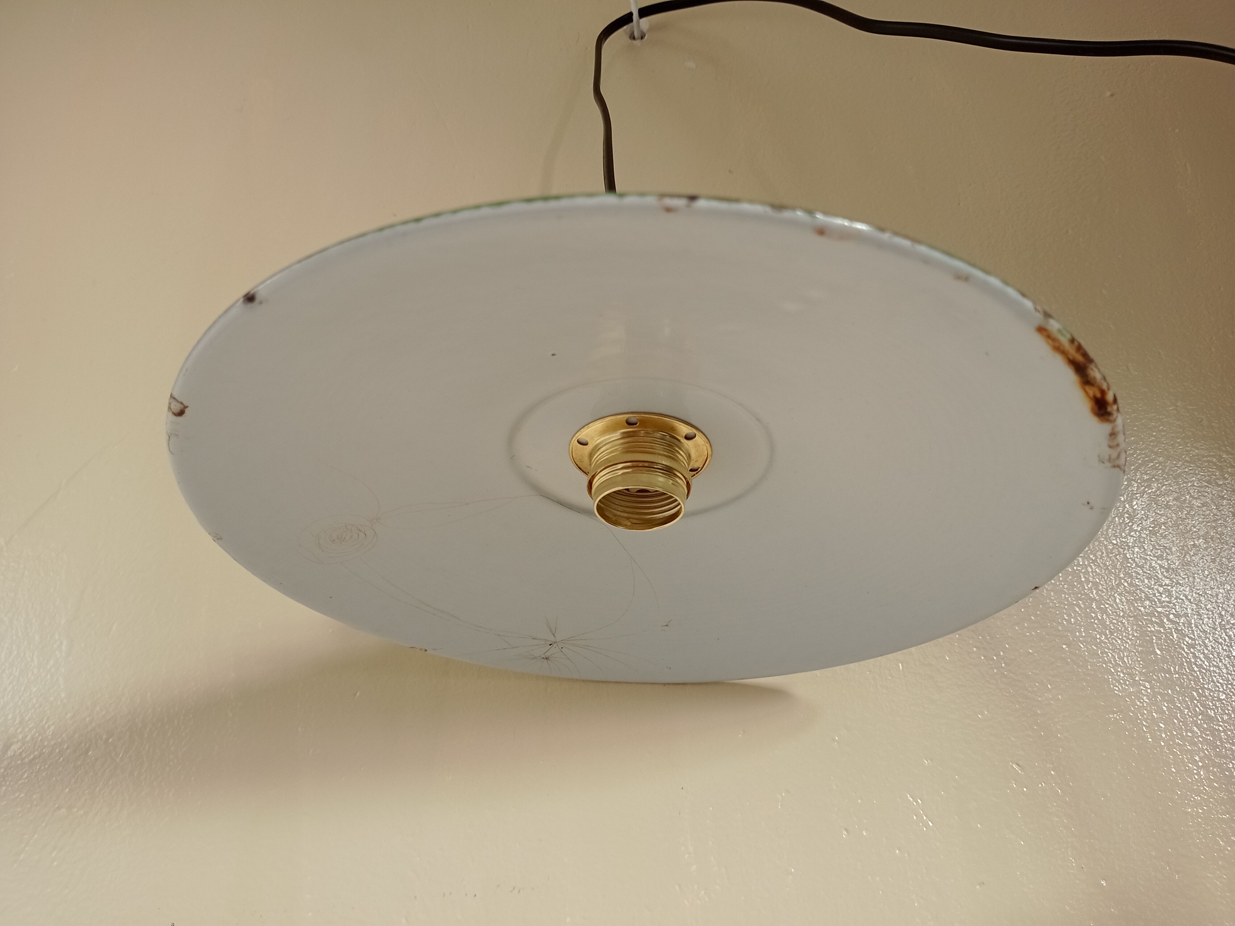 Enamelled sheet metal suspension 3