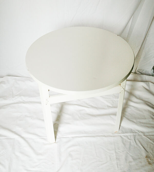 Table basse industrielle en tôle et en bois multiplis peints