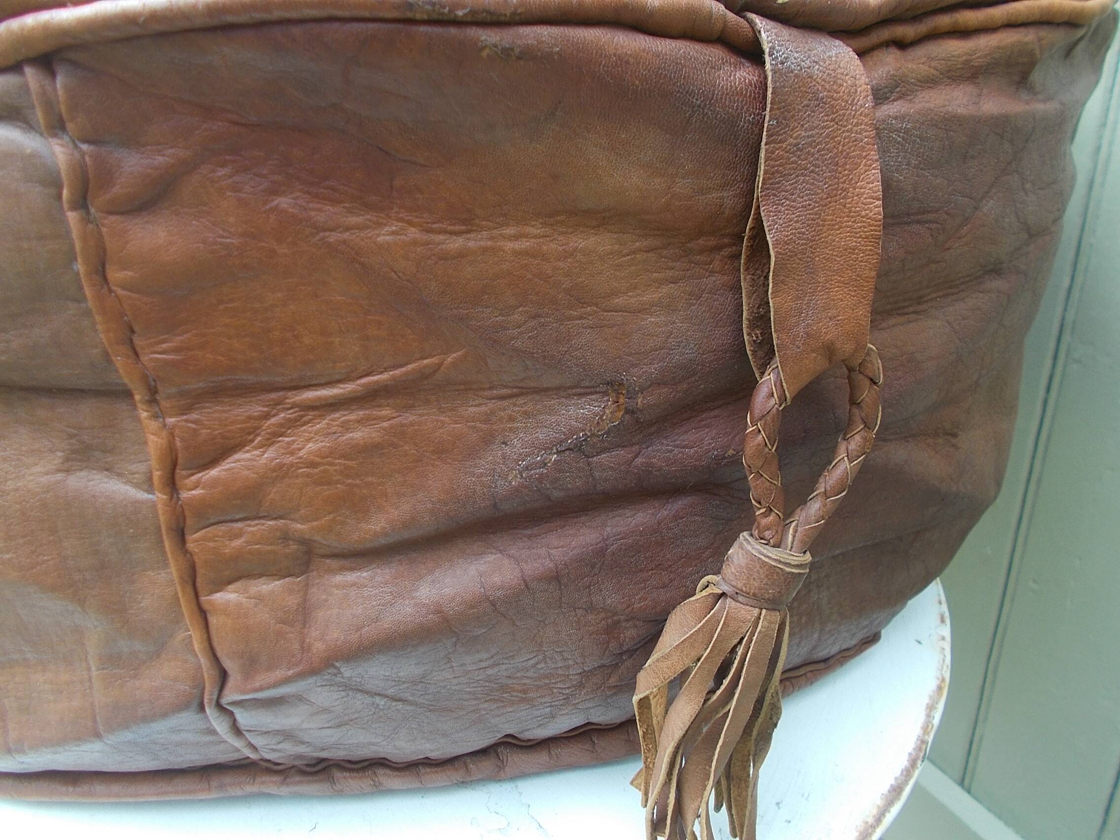 Large vintage Moroccan leather pouf n°2