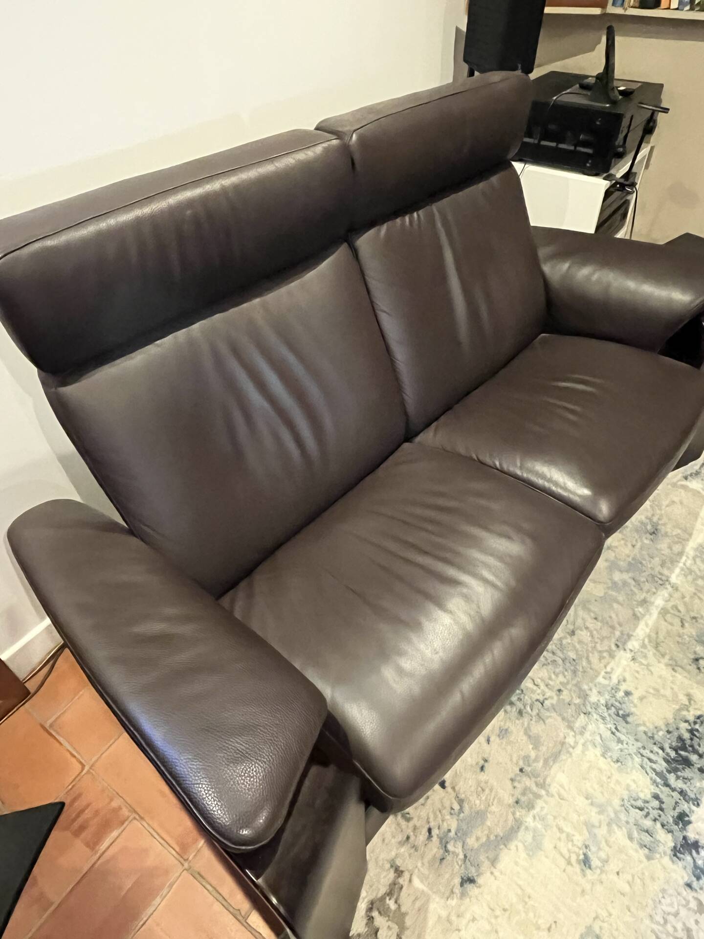 2-seater Stressless sofa with its footrest.