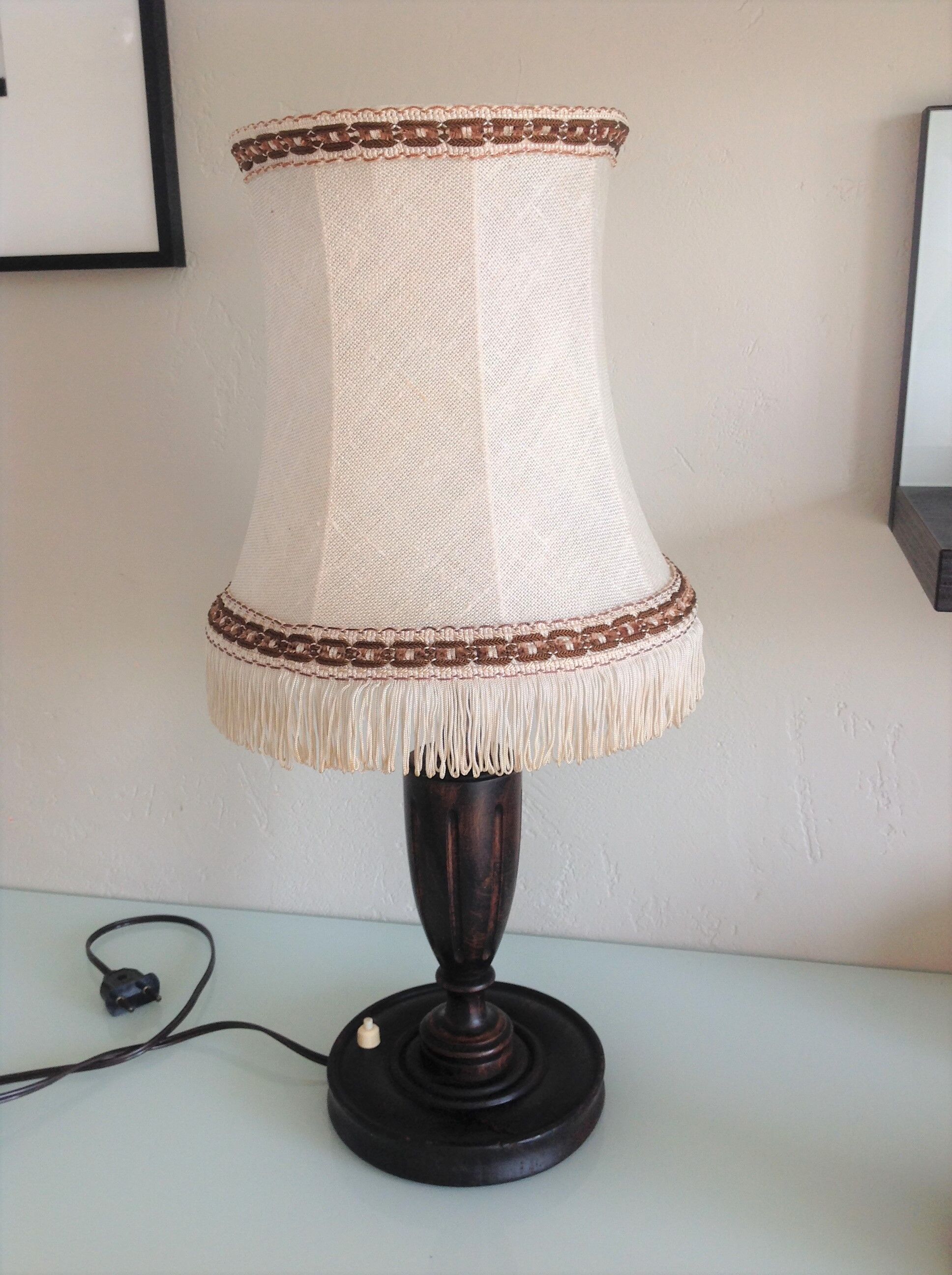 Lampe en bois tourné et abat en tissu beige style art déco / années 40-50