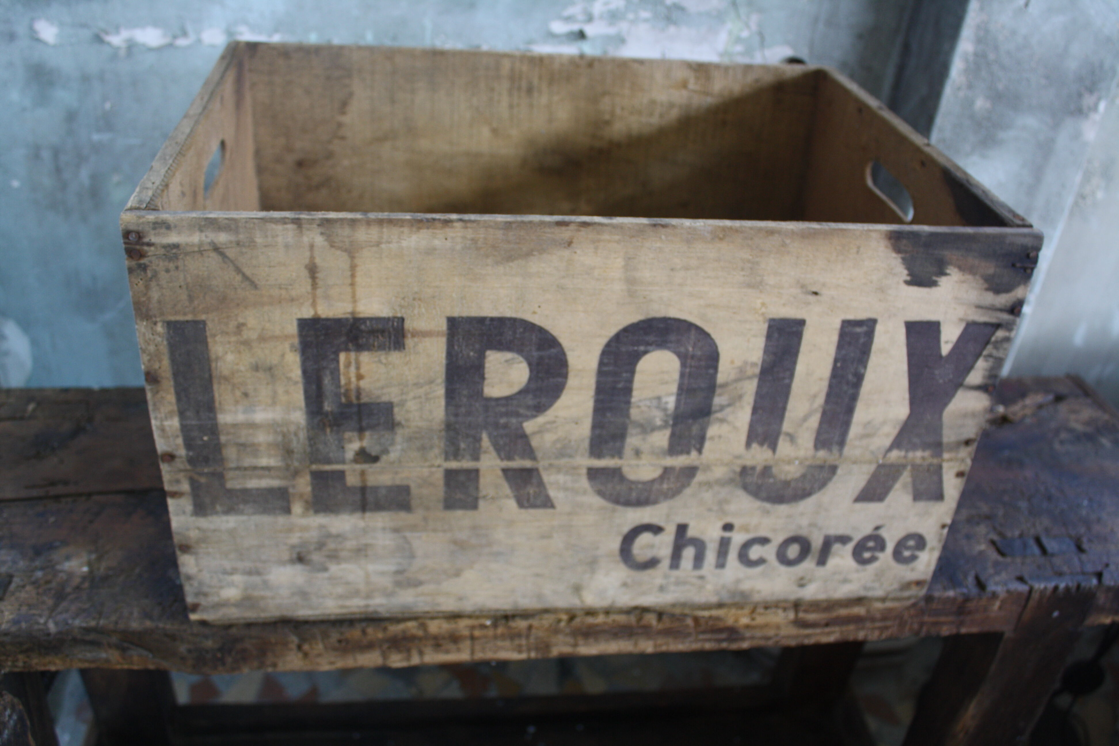 Leroux chicory wooden case