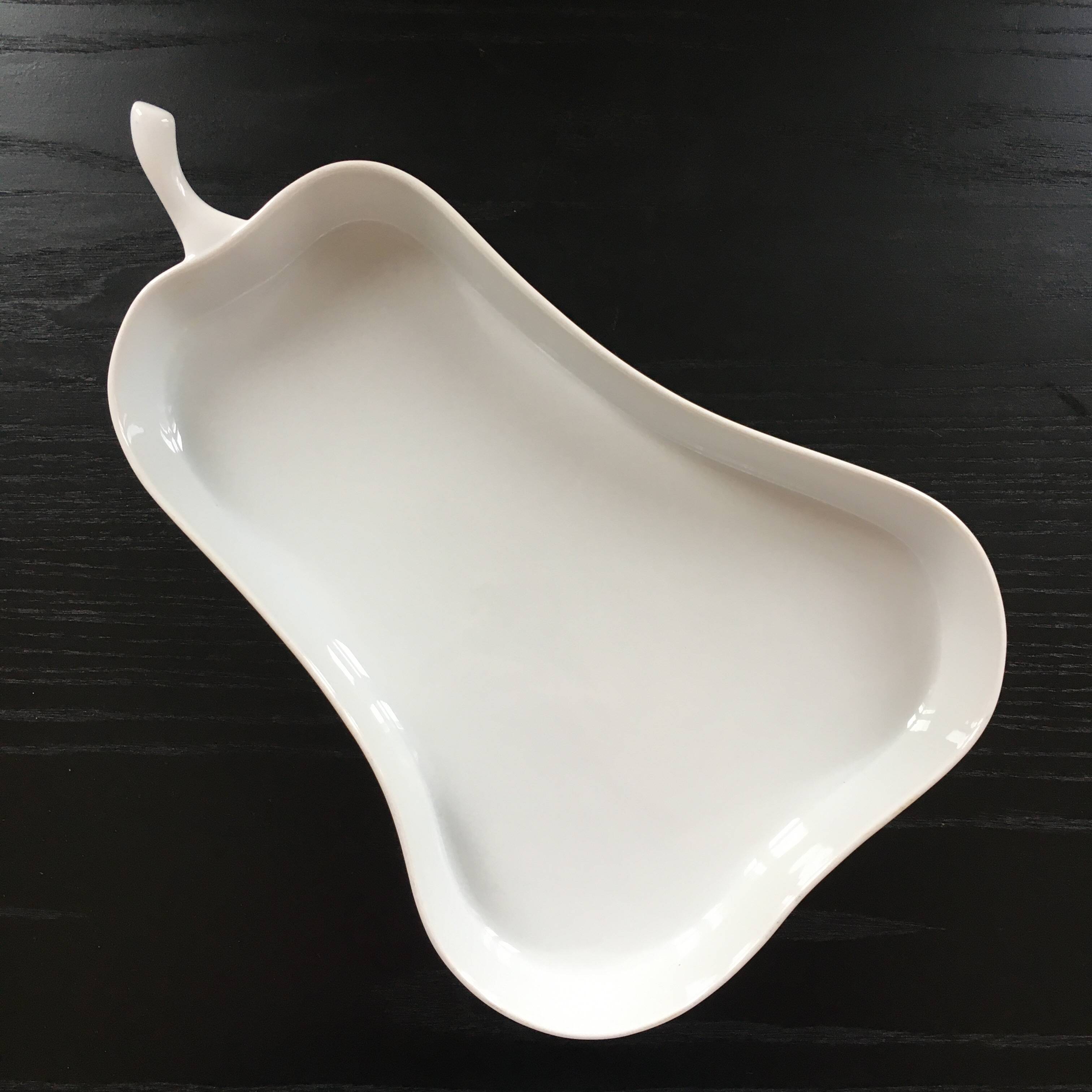 White pear-shaped oven dish