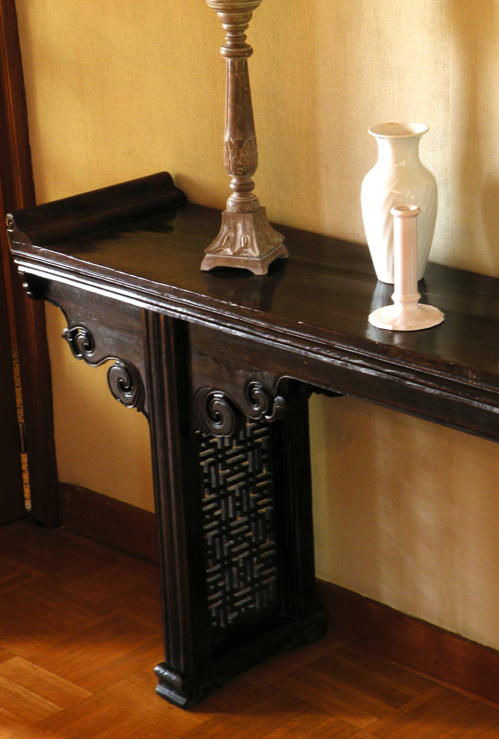 Large Chinese console in lacquered walnut, 19th century.