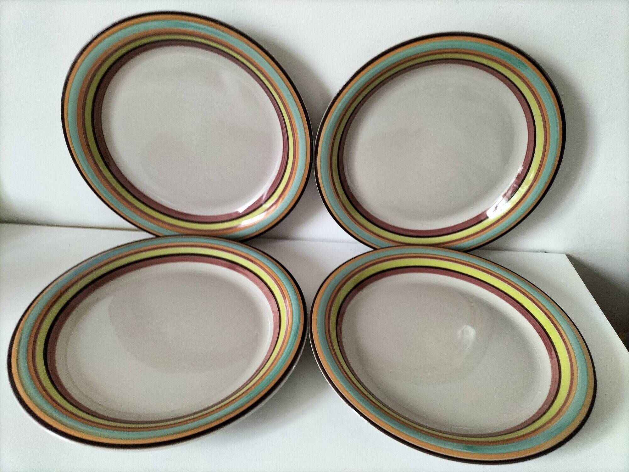 4 large graphic plates with multicoloured stripes – 26 cm