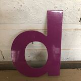 Purple letter "d" or "p"