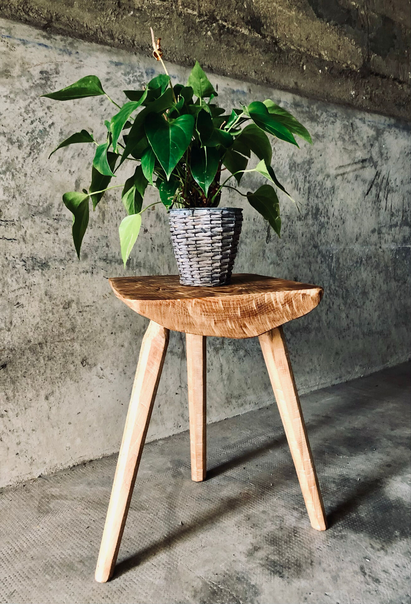 Table tripode bois design Brutaliste