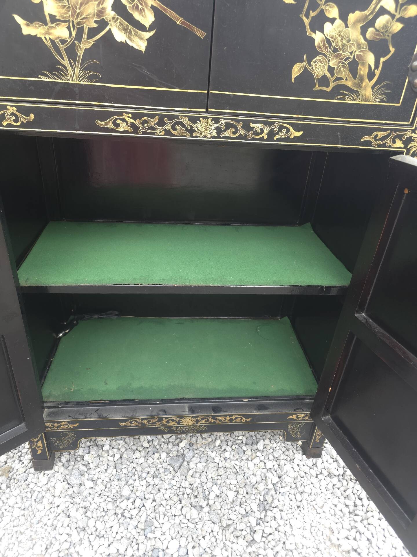 Lacquered wooden Chinese cabinet