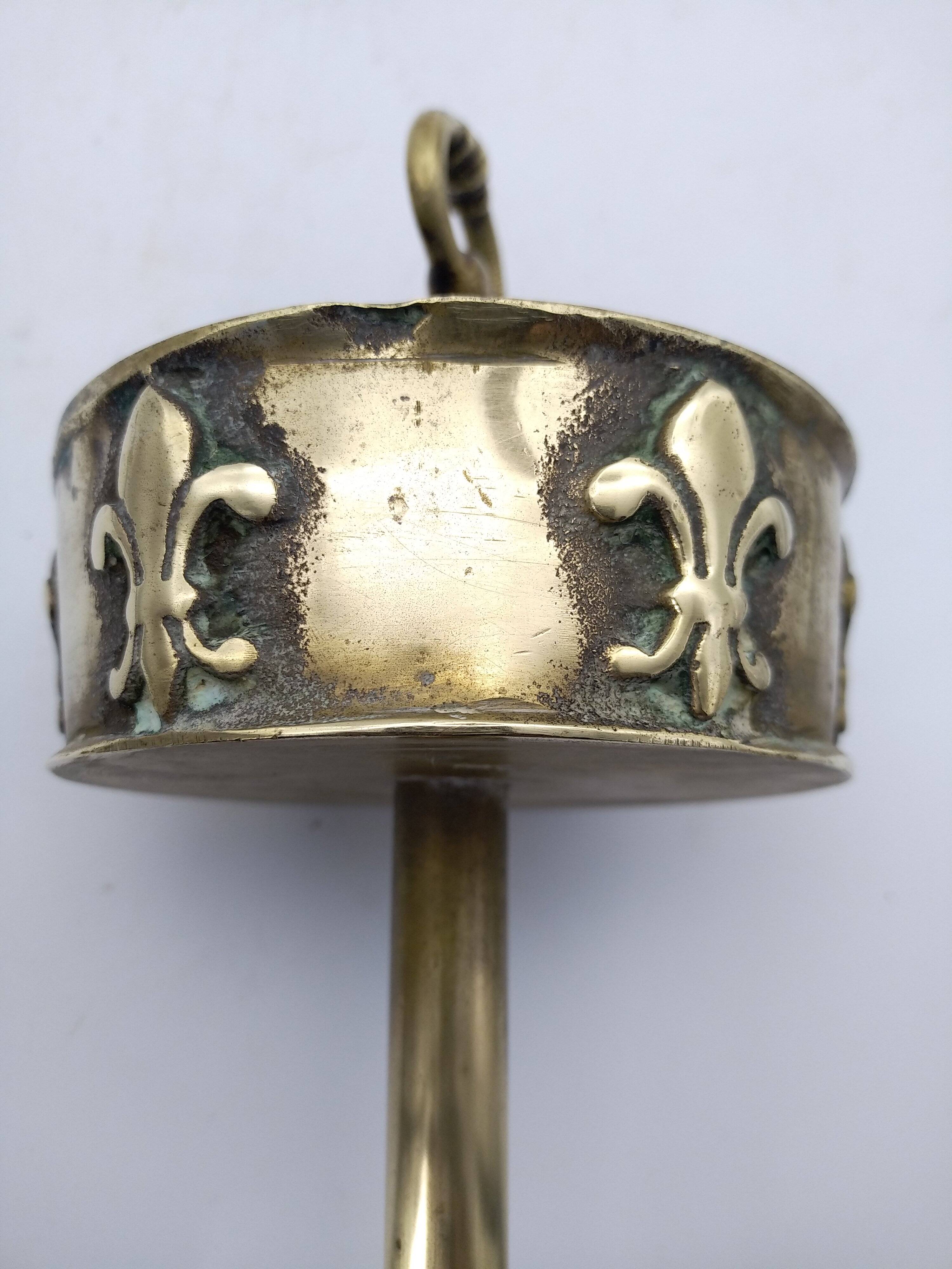 Ashtray on foot. Bronze and brass, with fleur-de-lis decoration.