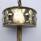 Cendrier sur pied . Bronze et laiton , à décor de fleur de lys .