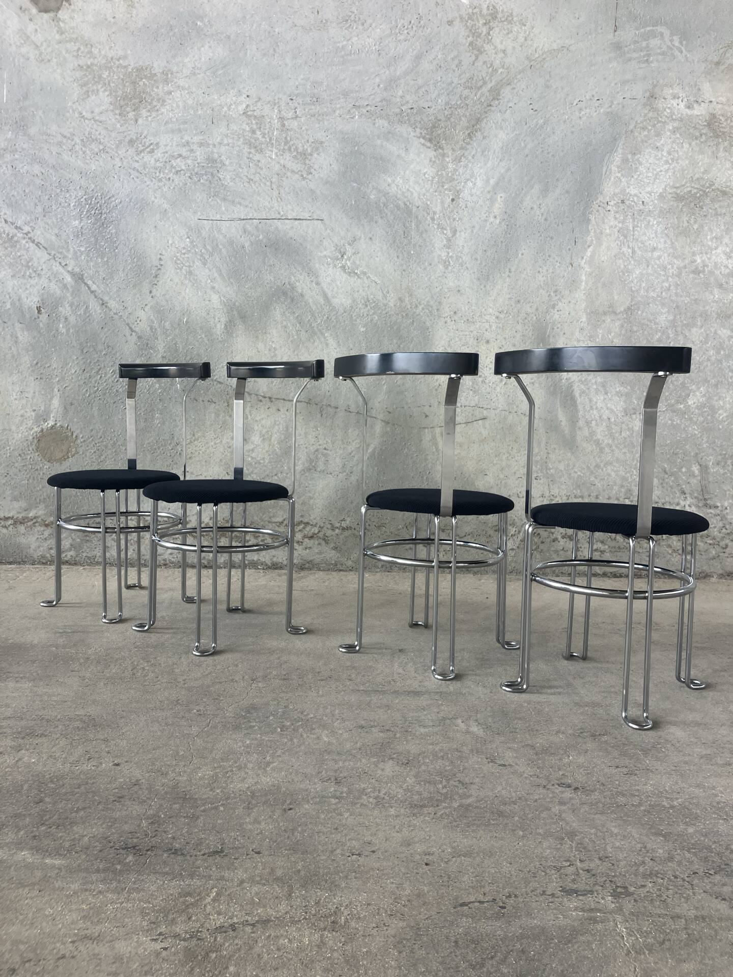 4 chaises postmodernes, 1980