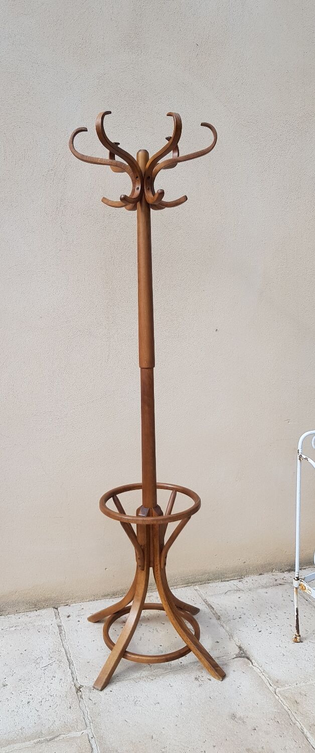 Coat rack roting parrot