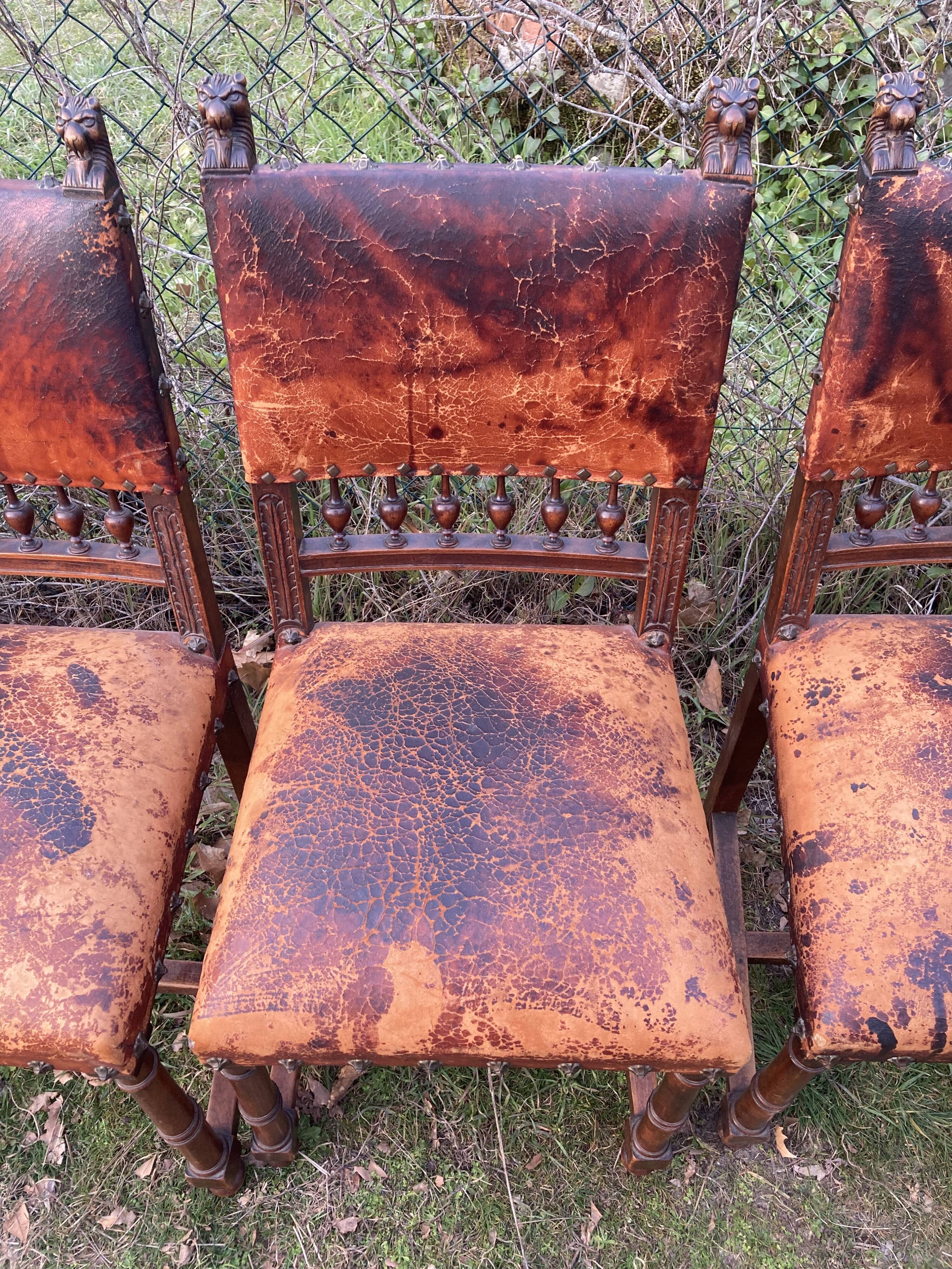 5 chaises Henri II en bois massif et cuir néo renaissance XIXème siècle