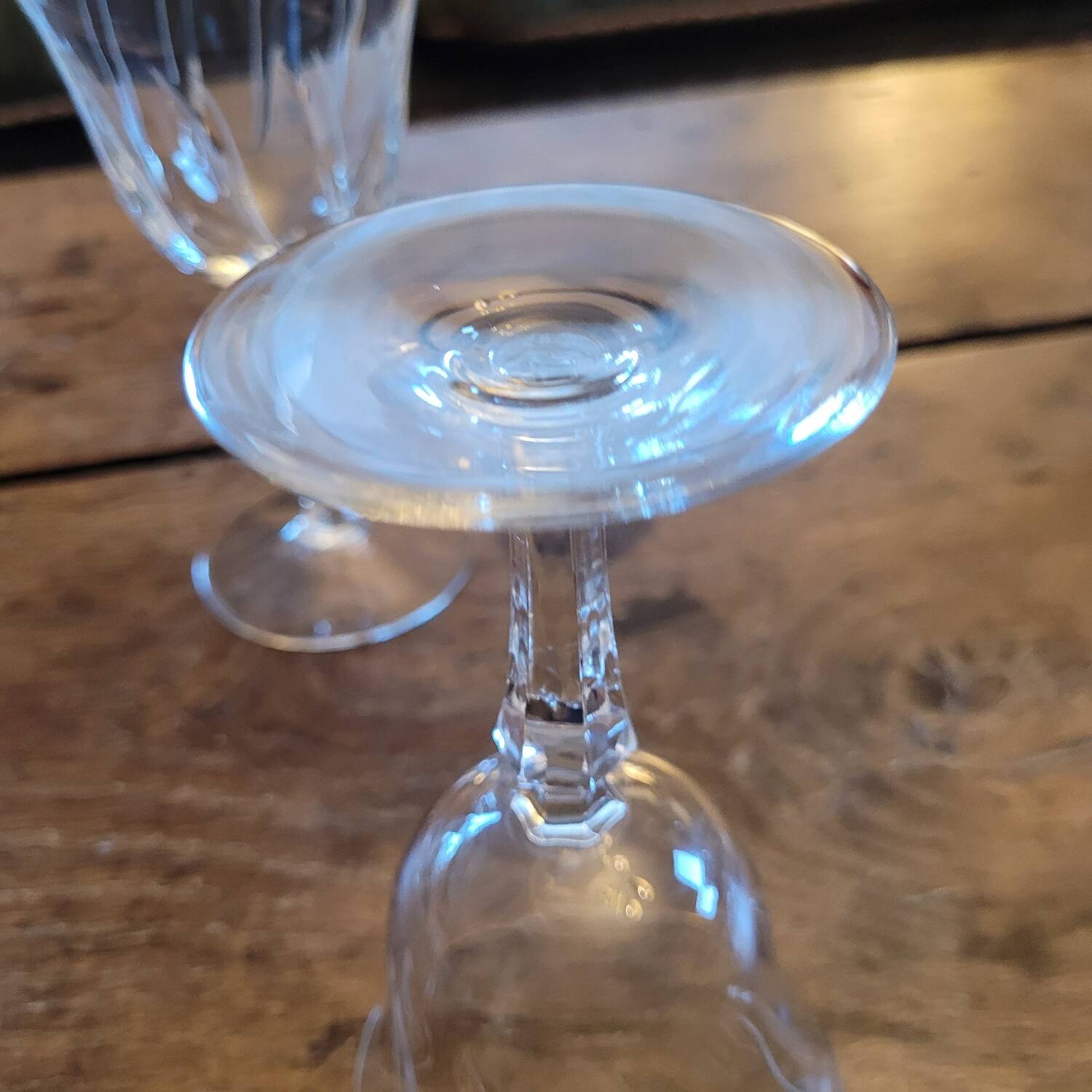 Service de 12 verres en cristal gravé – deux formats assortis, années
