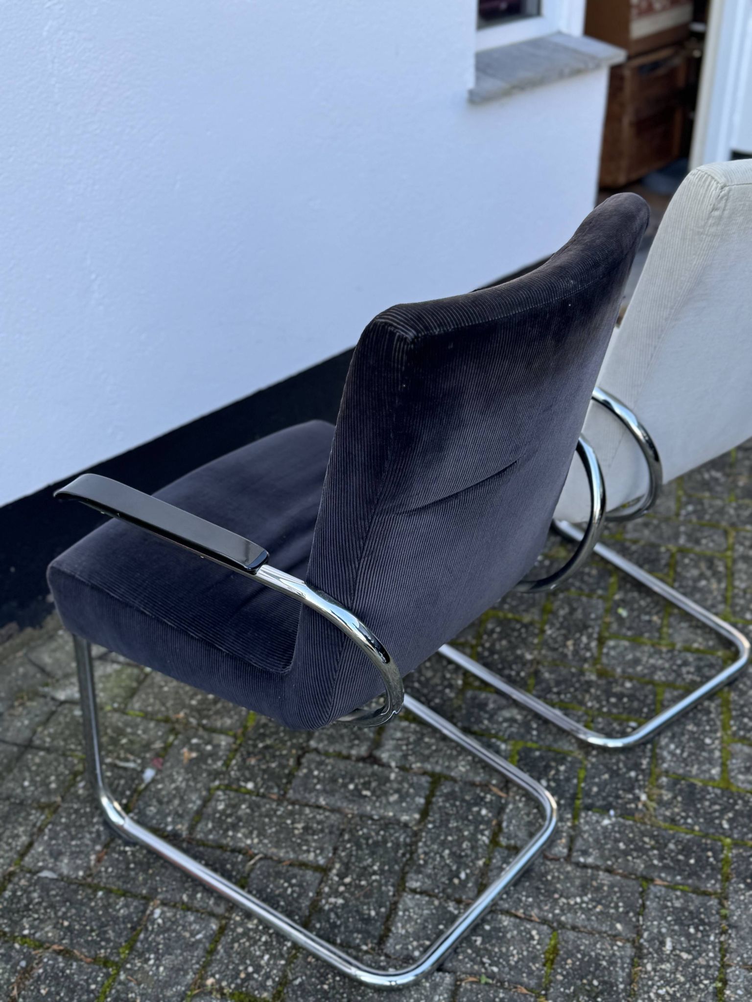 Paire de fauteuils en acier tubulaire
