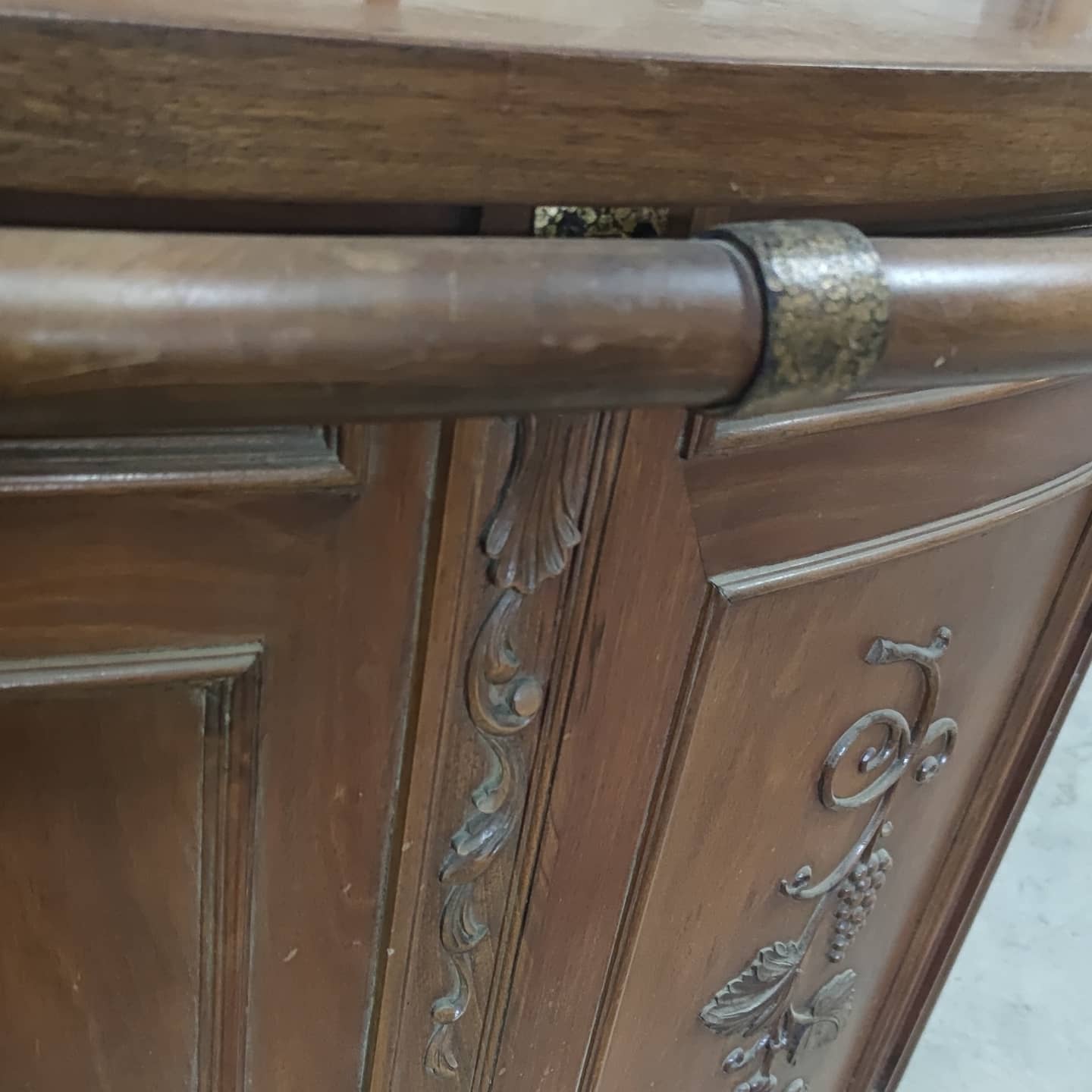 Walnut quarter-circle bar counter dating from the 50s/60s