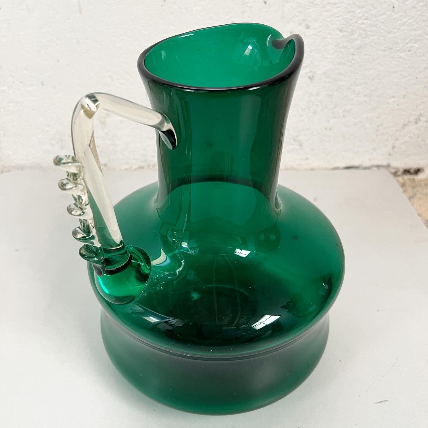 Pichet en verre soufflé vert vintage