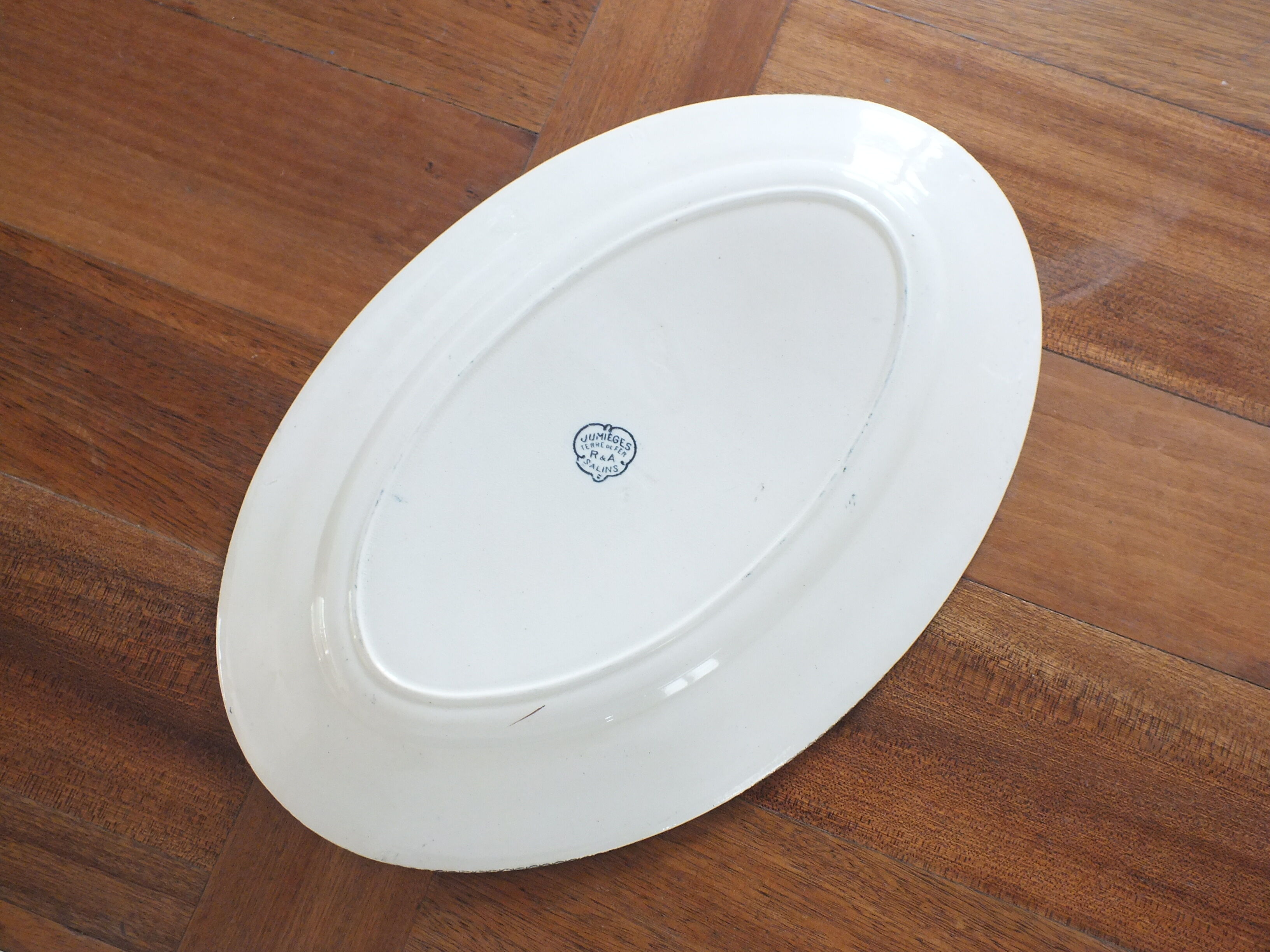 Oval plate in Iron Earth Salins model Jumièges