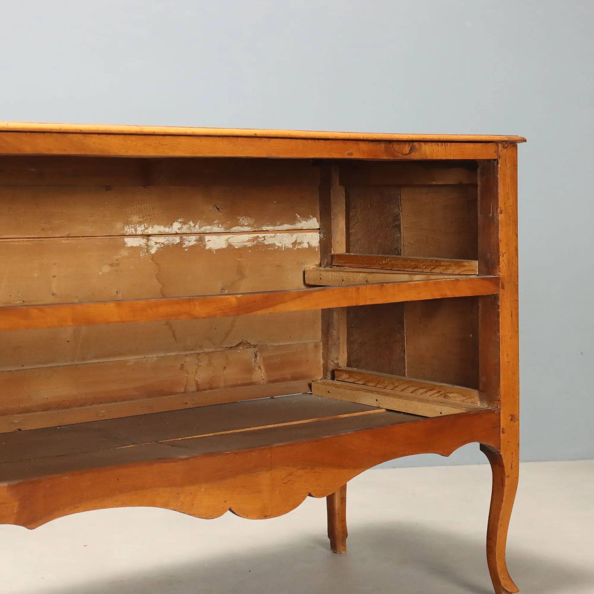 Antique baroque commode in walnut and bronze, Italy, 18th century.