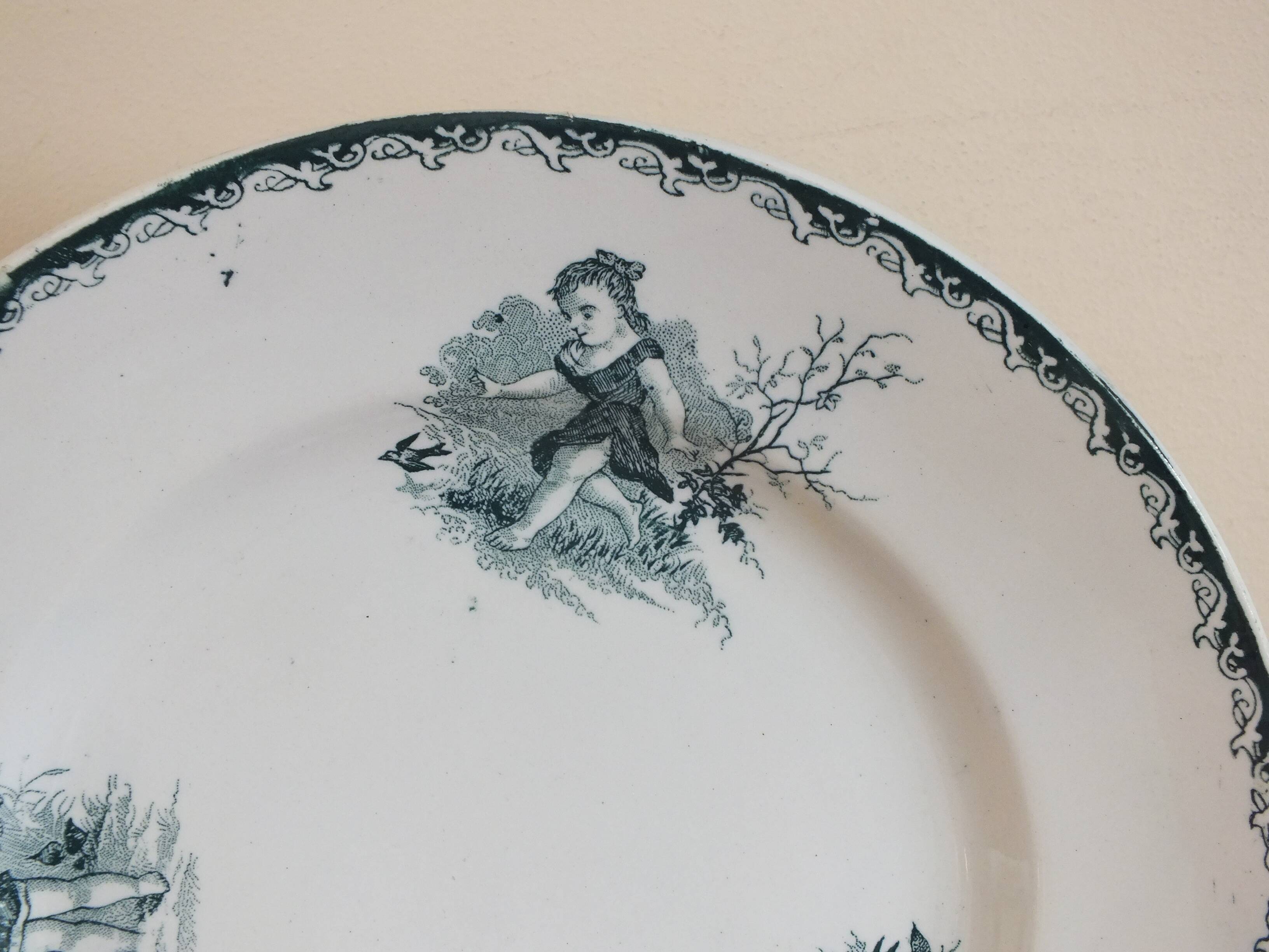 1 flat plate Terre de Fer Saint Amand Nord model Group of children