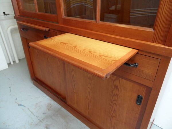 Vitrine de cuisine vintage avec portes coulissantes