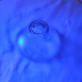 Plat à tarte sur pied en verre bleu cobalt