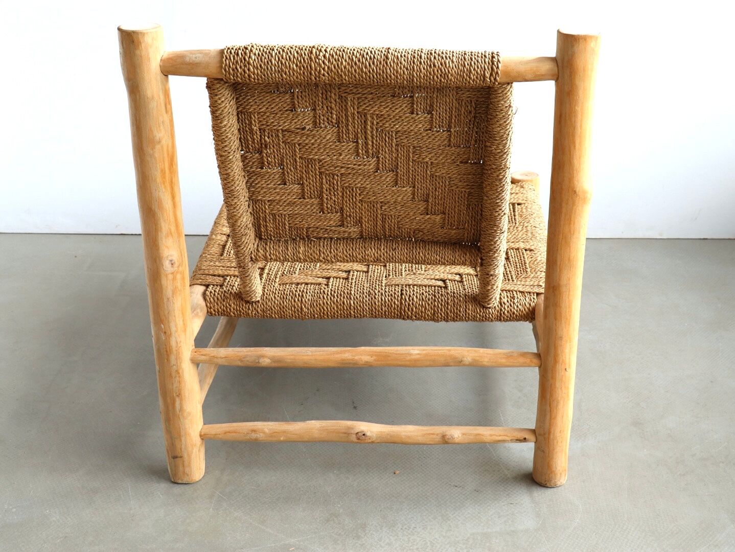 Low lounge chair in sisal rope and ash wood
