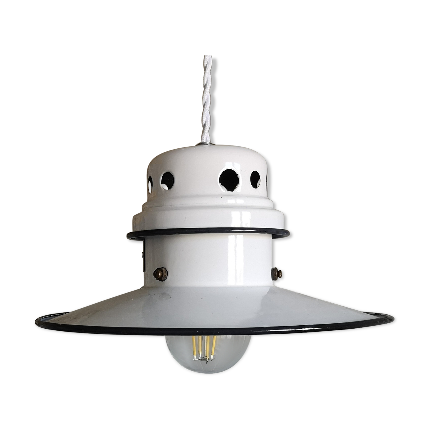 Enamelled metal suspension