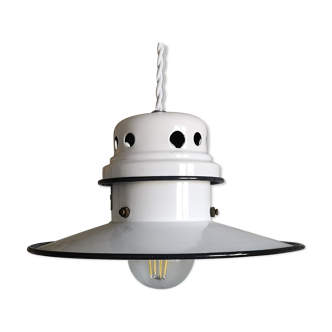 Enamelled metal suspension