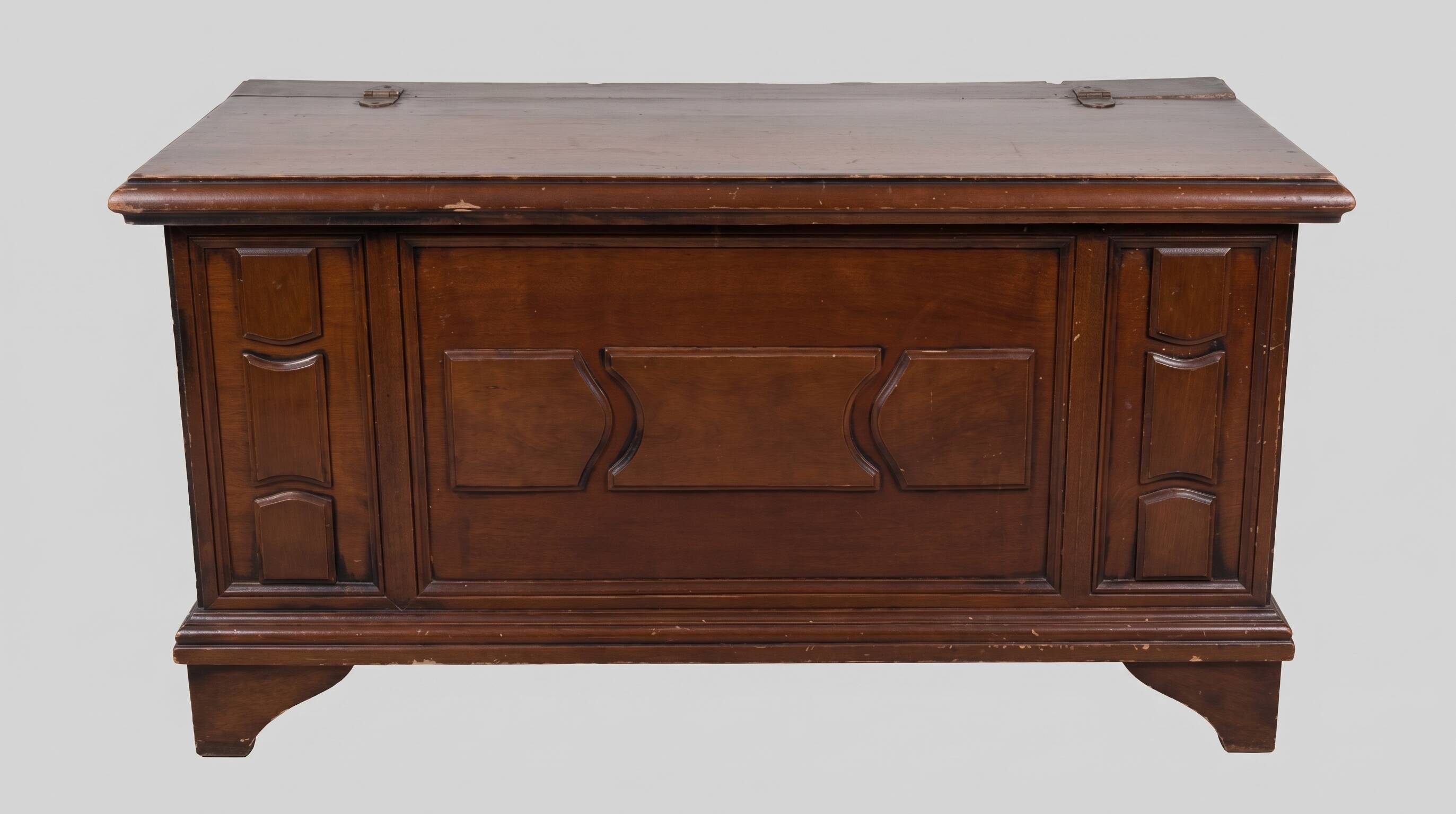 Antique wooden chest / storage trunk with lid