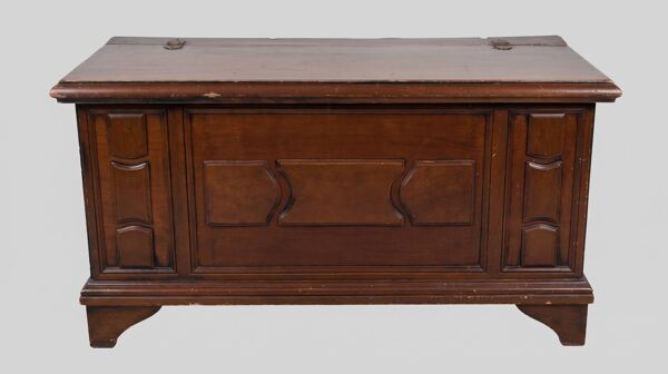 Coffre ancien en bois / malle de rangement à couvercle