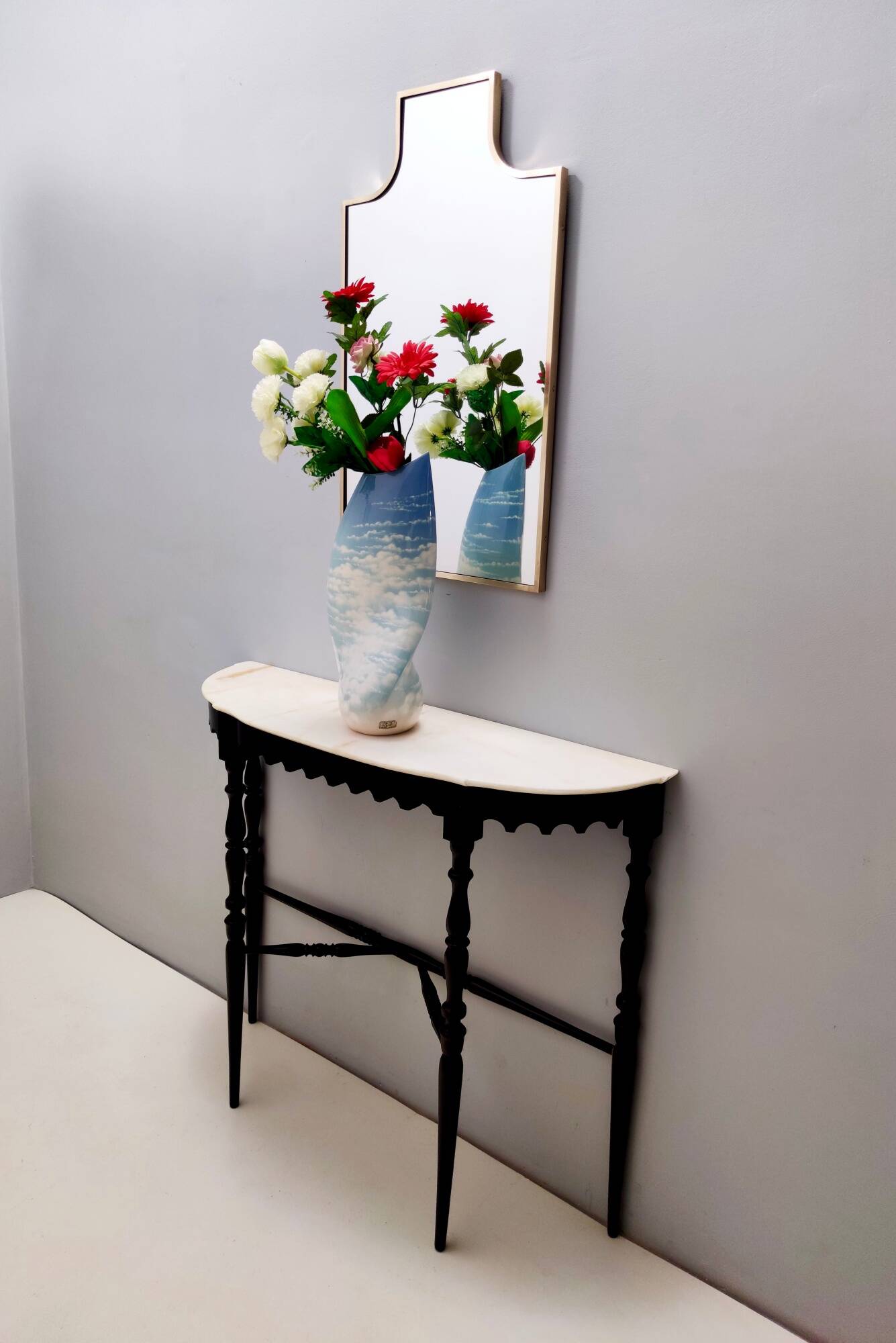 Miroir mural en forme de bouclier avec cadre en laiton, Italie