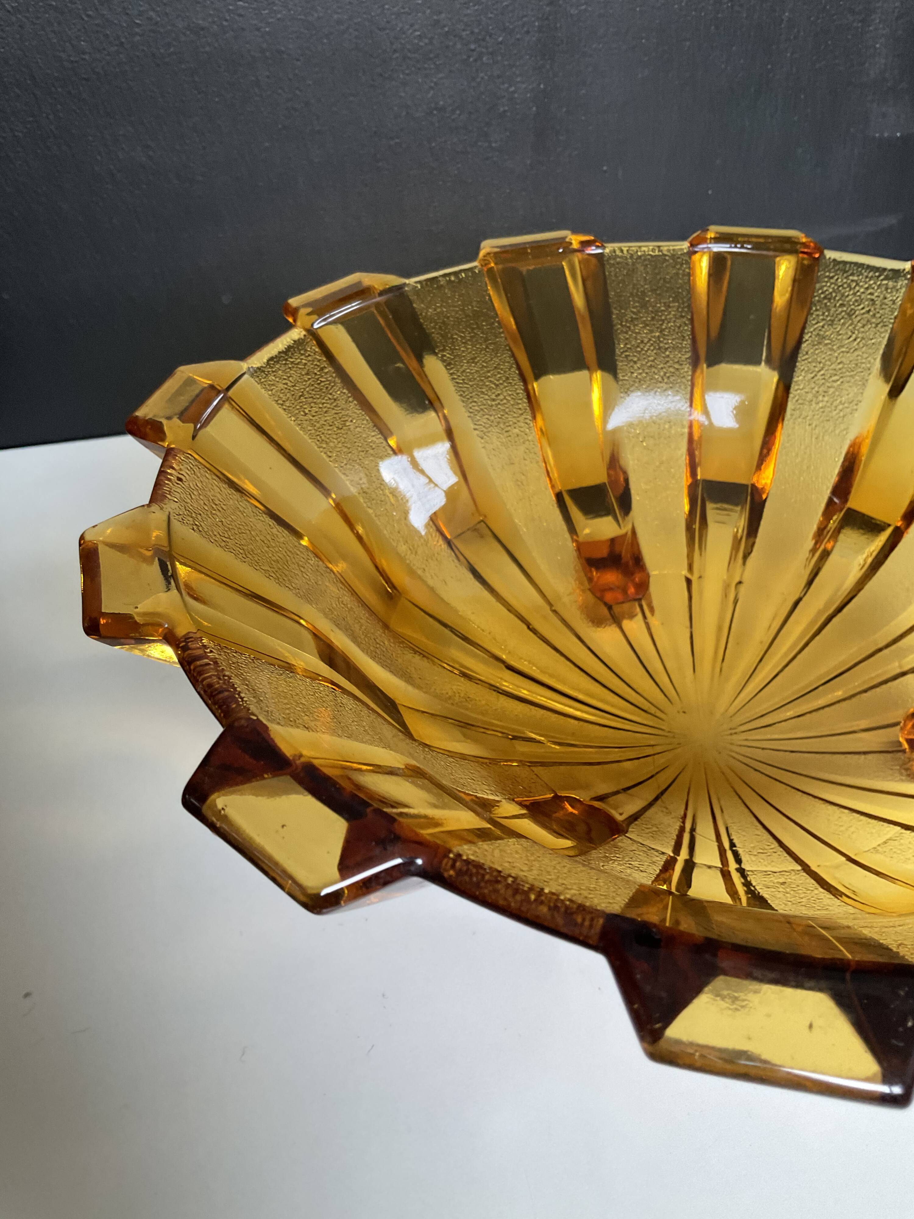 Coupe Art déco en verre ambré