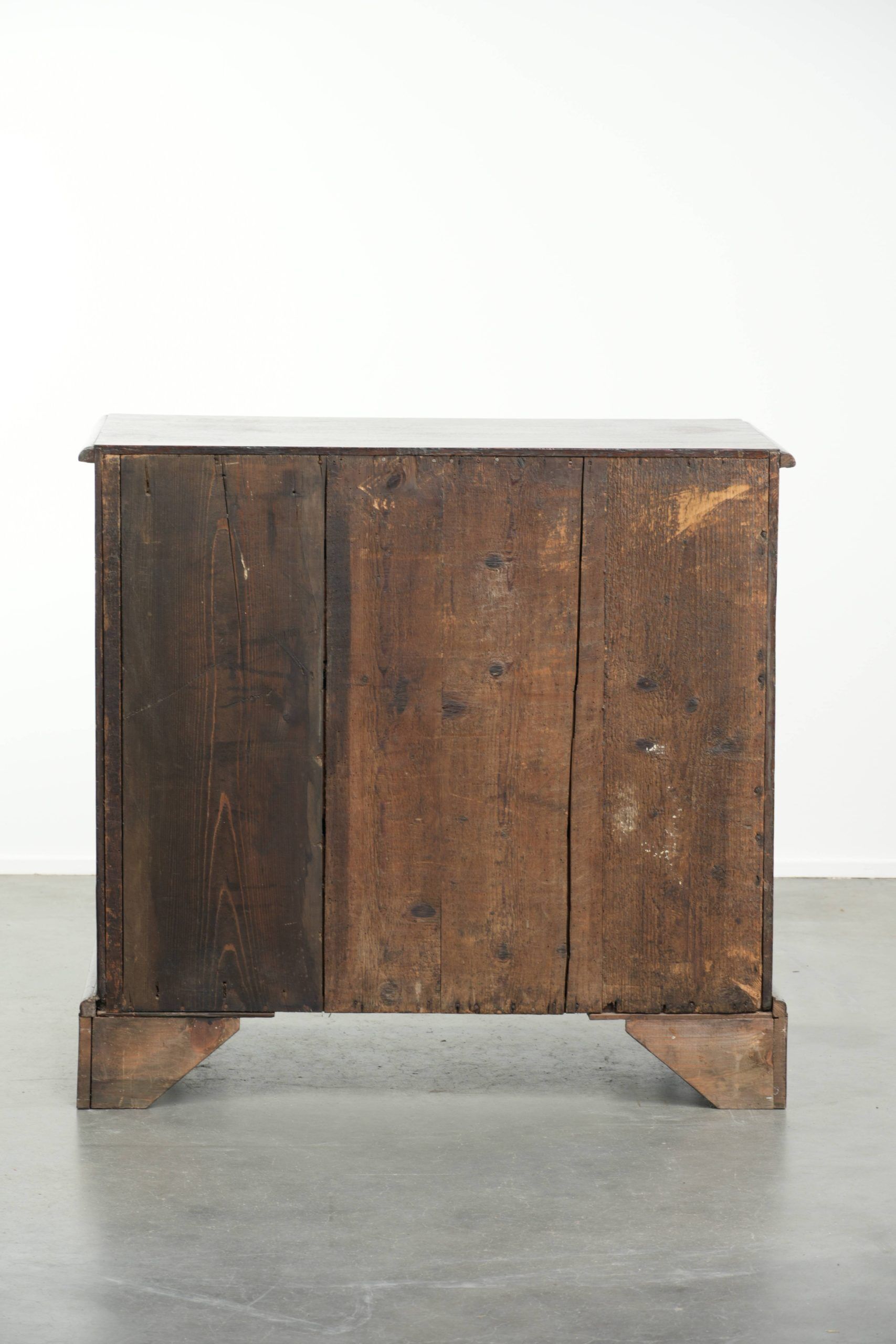 Commode en chêne anglais antique de la fin du XVIIIe siècle.