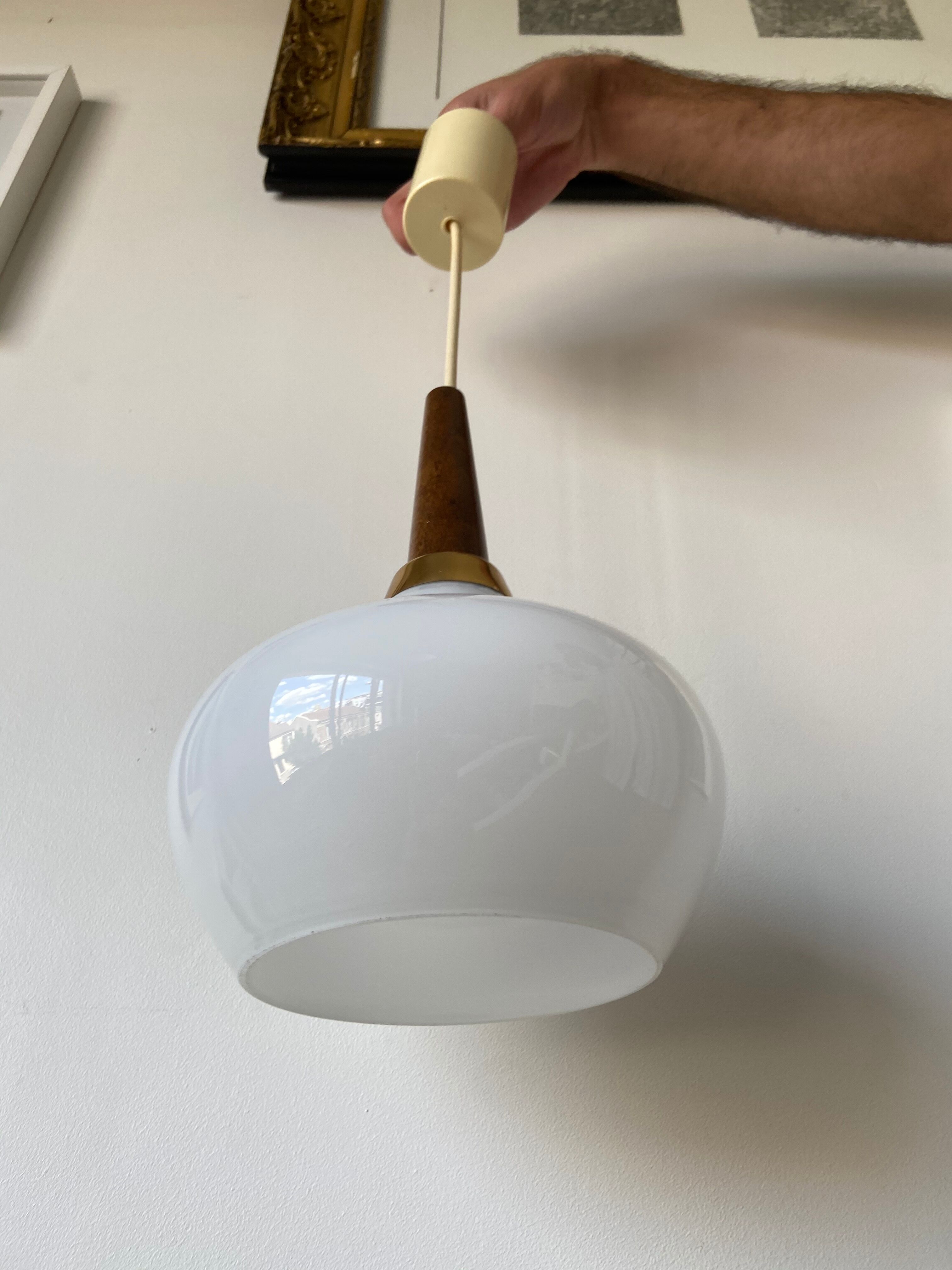 Suspension scandinave en bois et opaline blanche