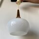 Suspension scandinave en bois et opaline blanche