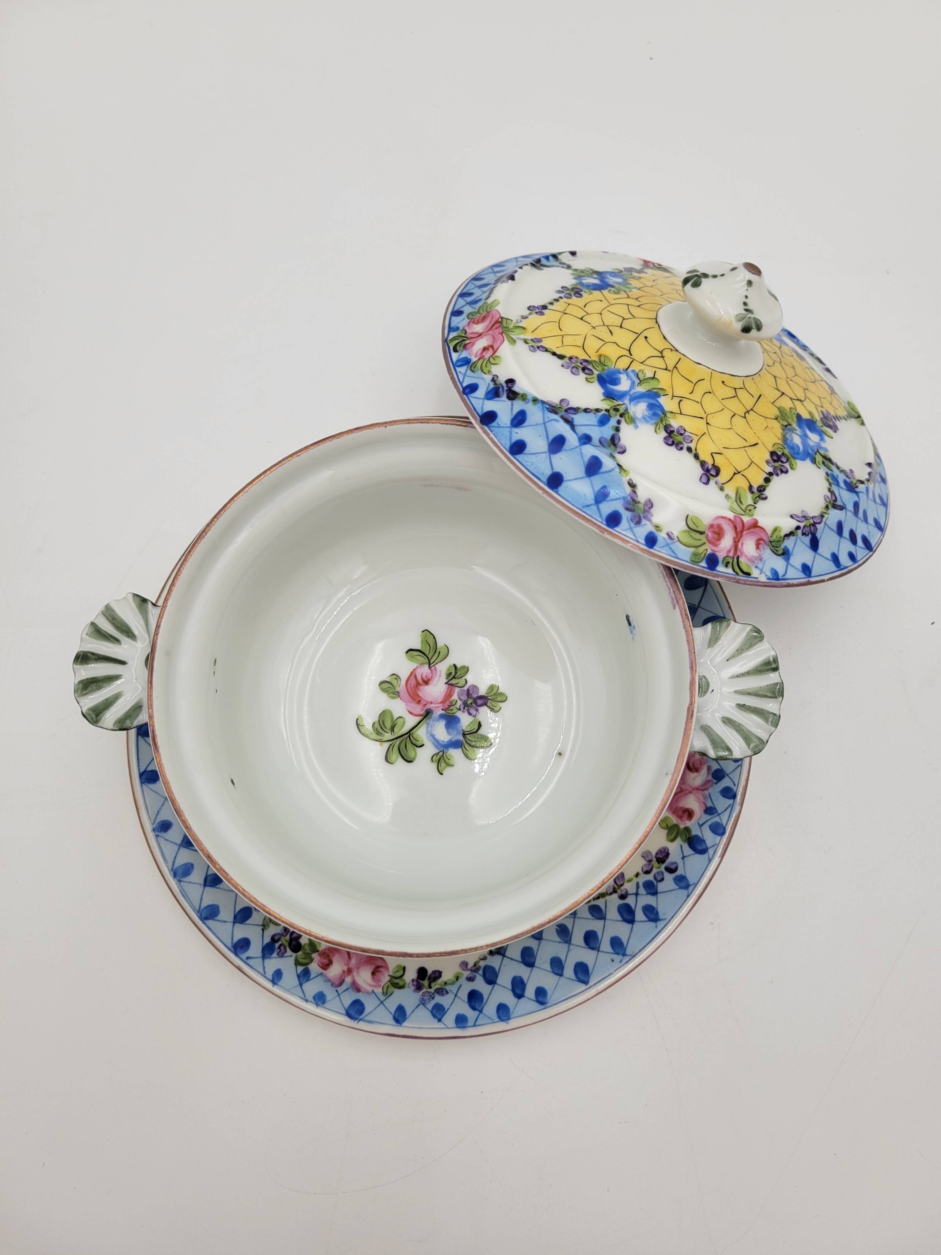 Bouillon and its porcelain display