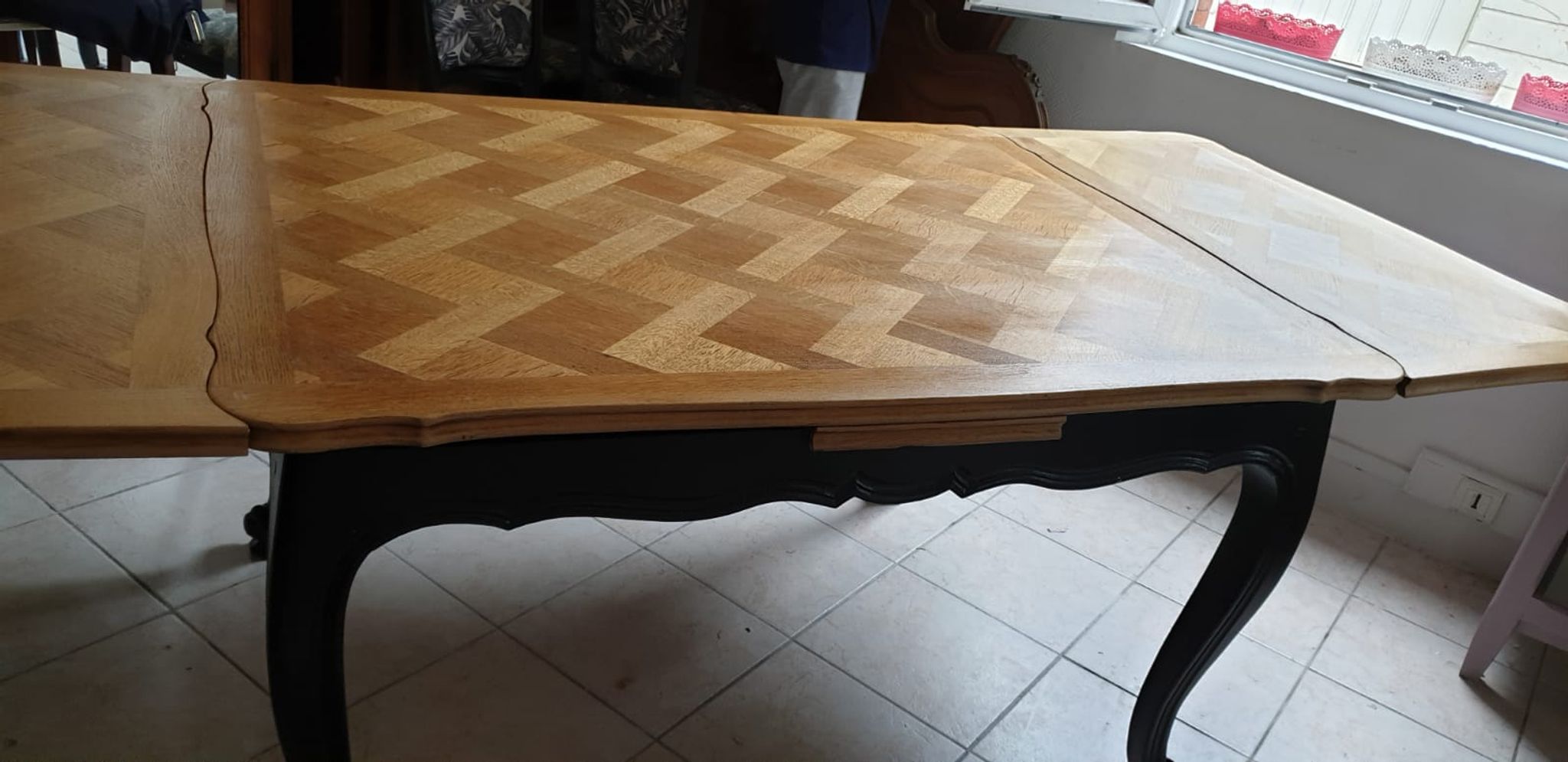 Table Louis XV in channel rough tray foot black snail matte