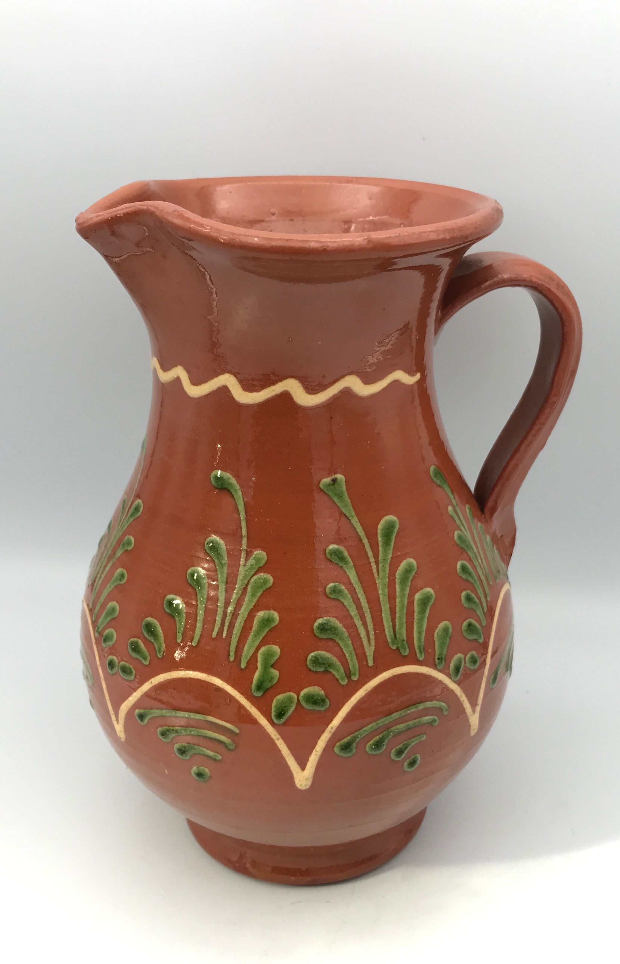 Vintage pitcher in glazed terracotta and polychrome décor